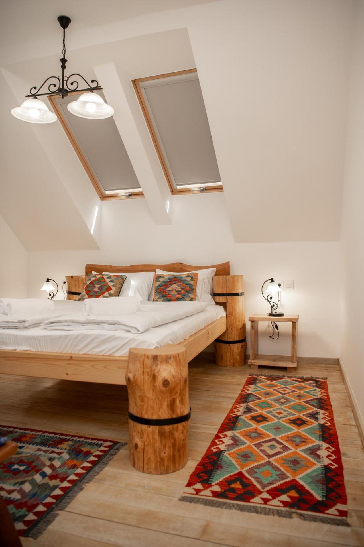 One-Bedroom Apartment with Balcony and Mountain View   photo 1