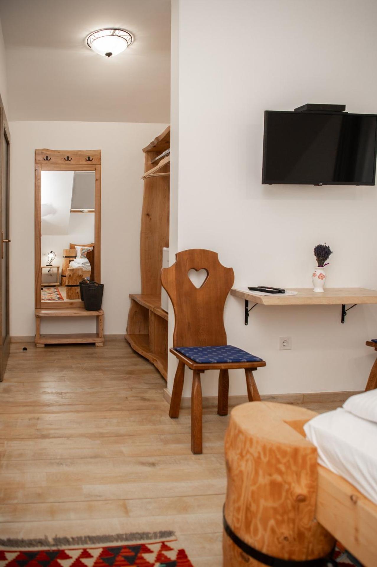 One-Bedroom Apartment with Balcony and Mountain View   photo 3