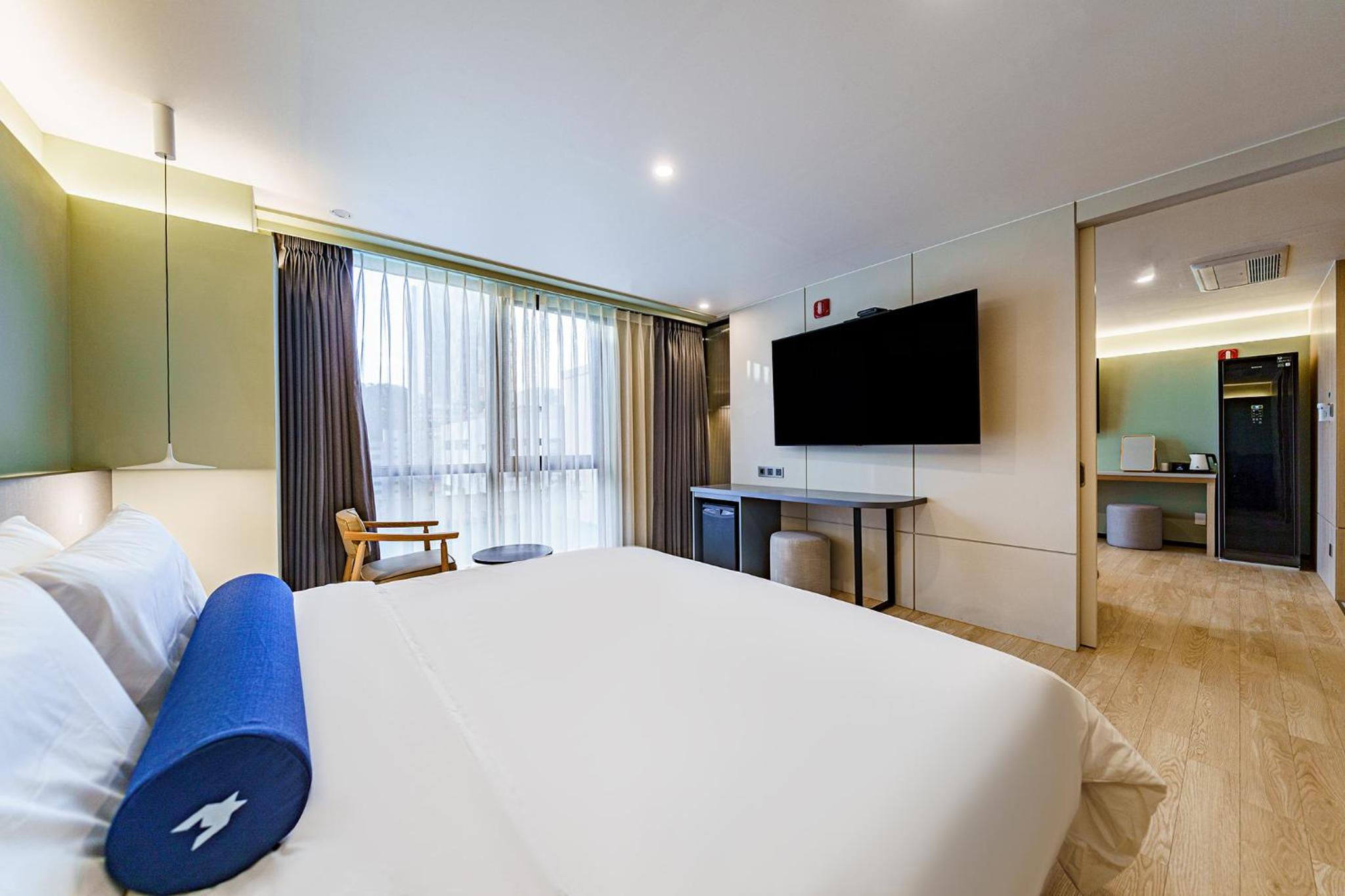 Suite - Photo 7