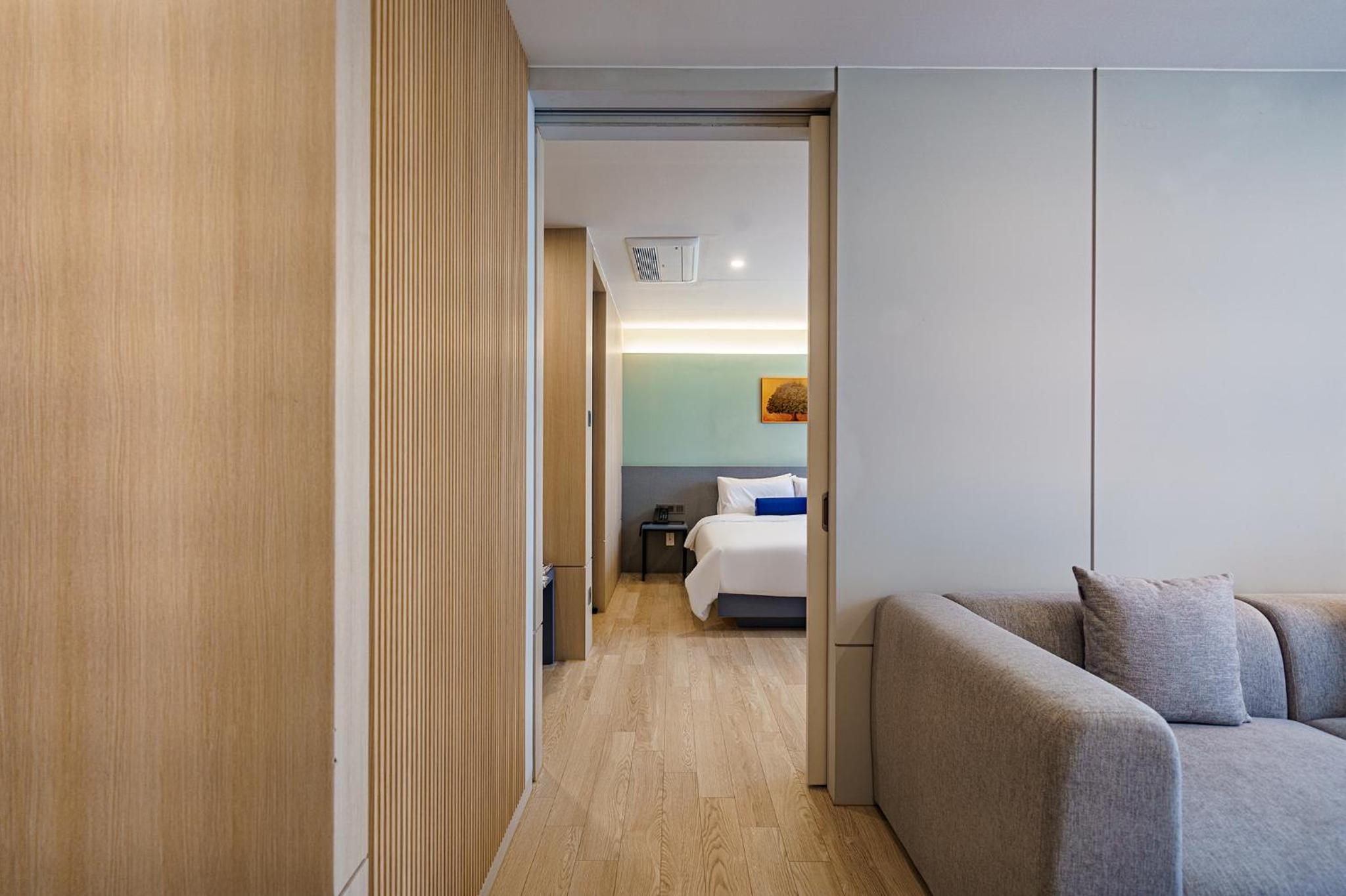 Suite - Photo 9