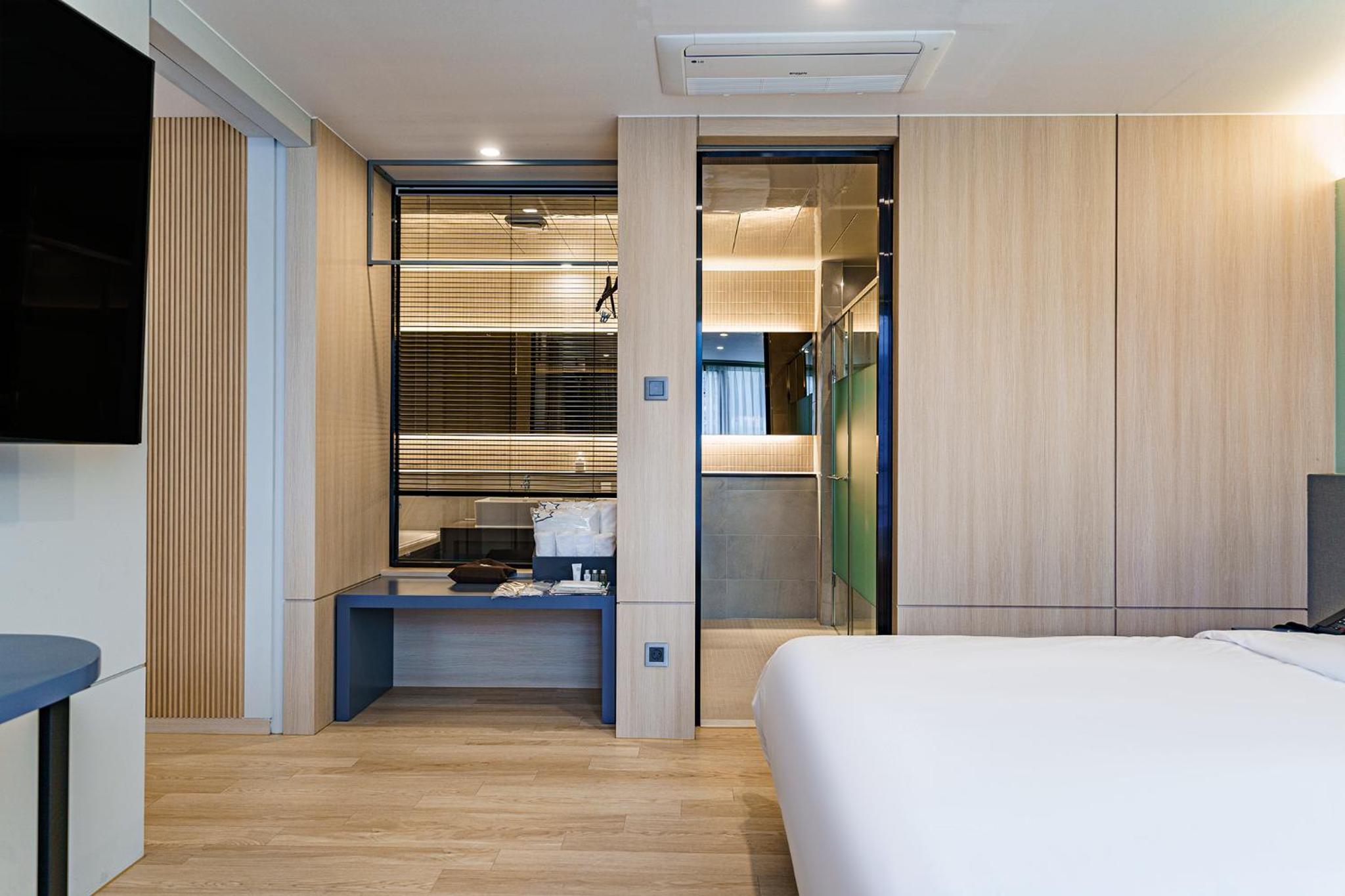 Suite - Photo 8