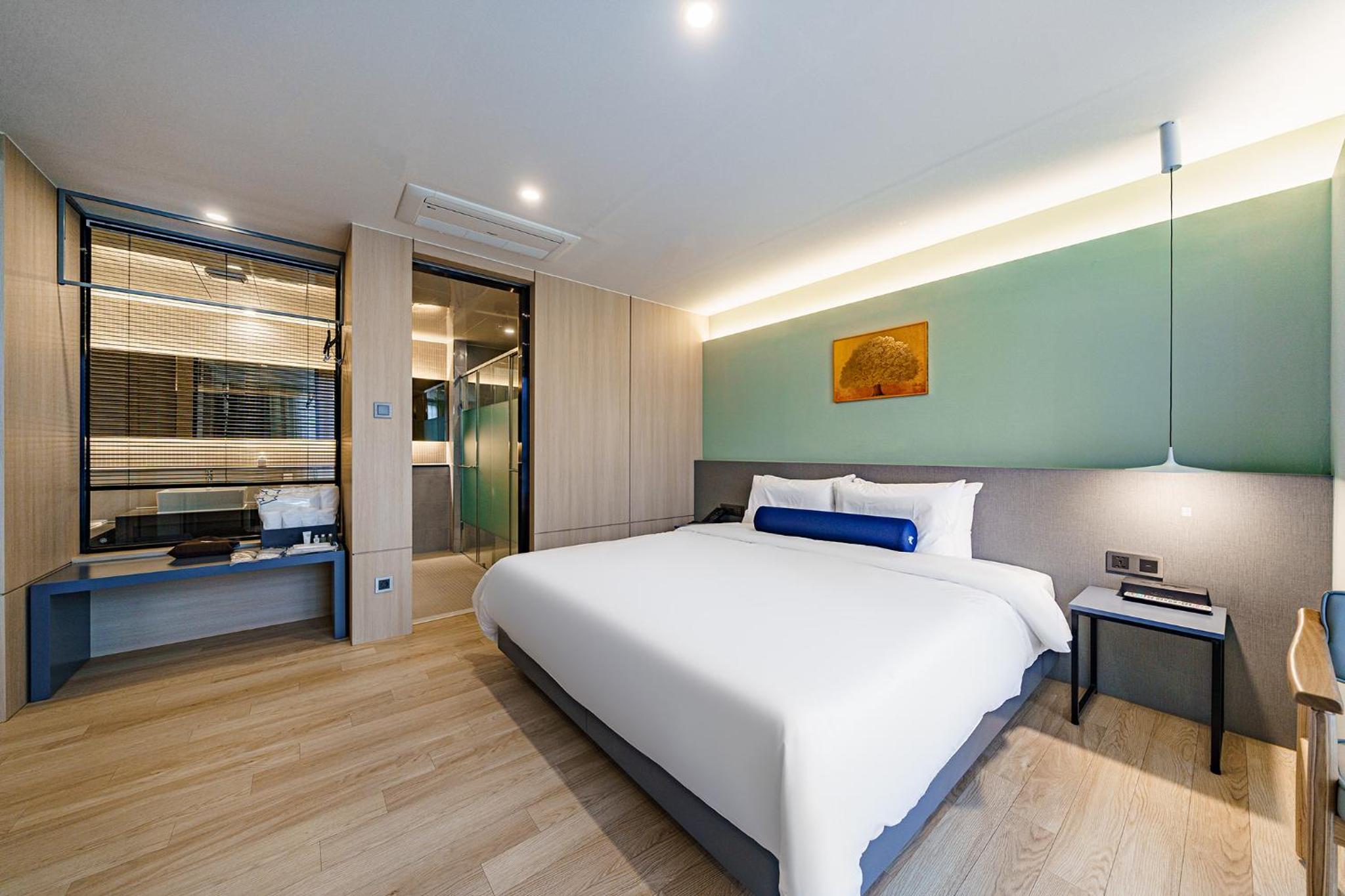 Suite - Photo 1