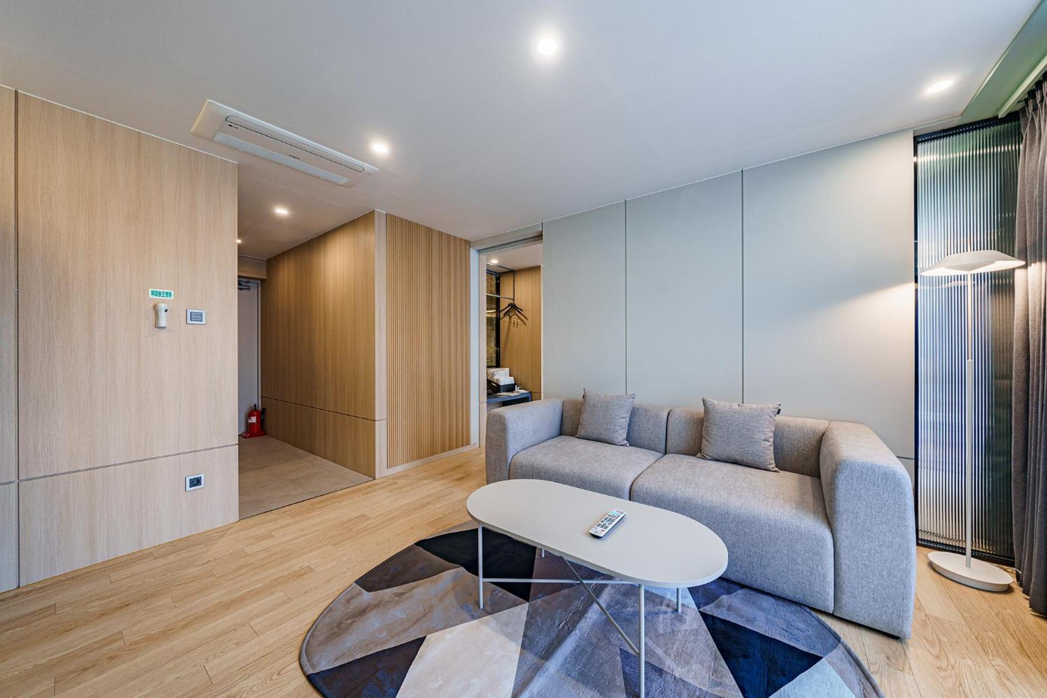Suite - Photo 11
