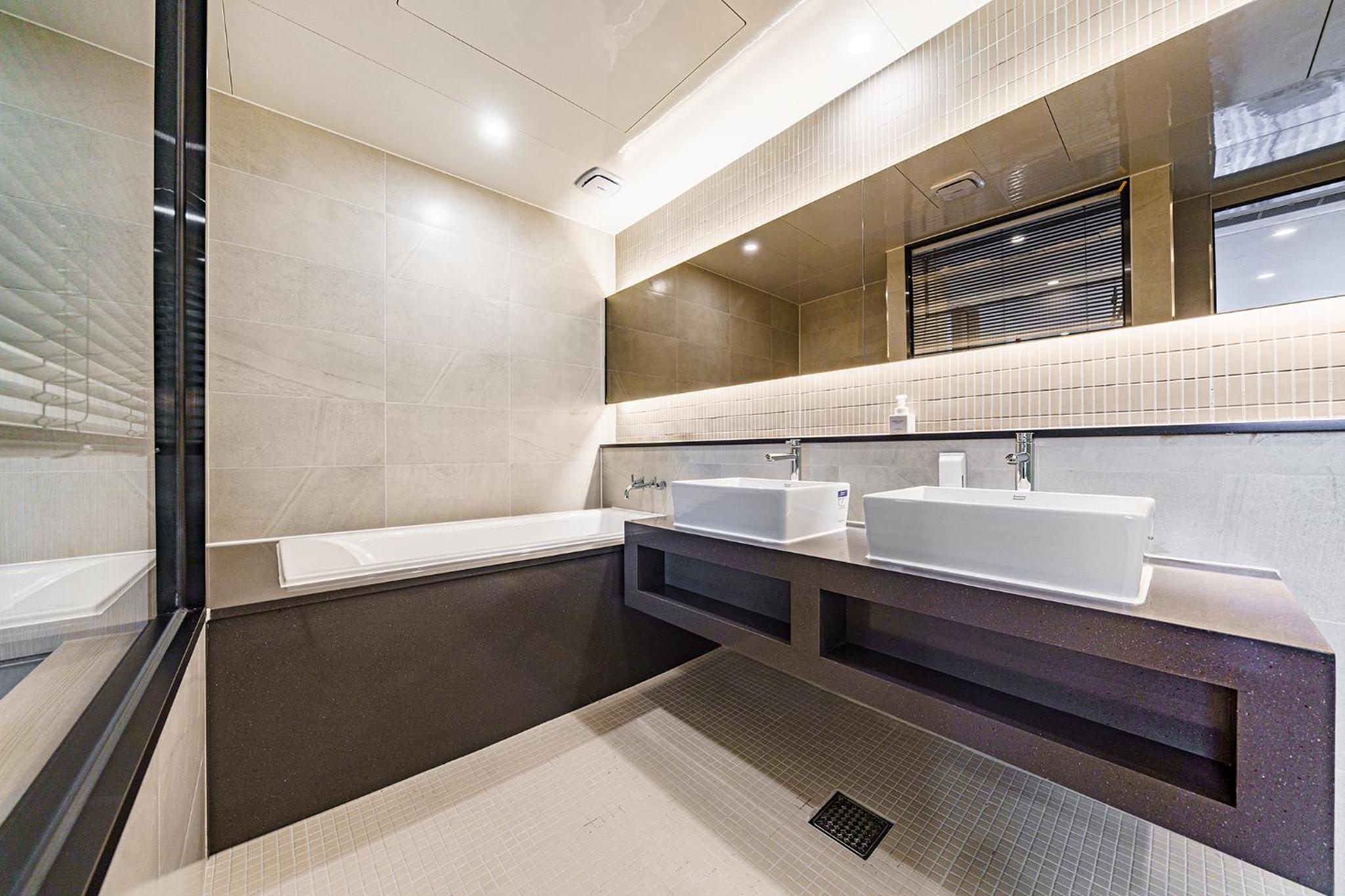 Suite - Photo 13