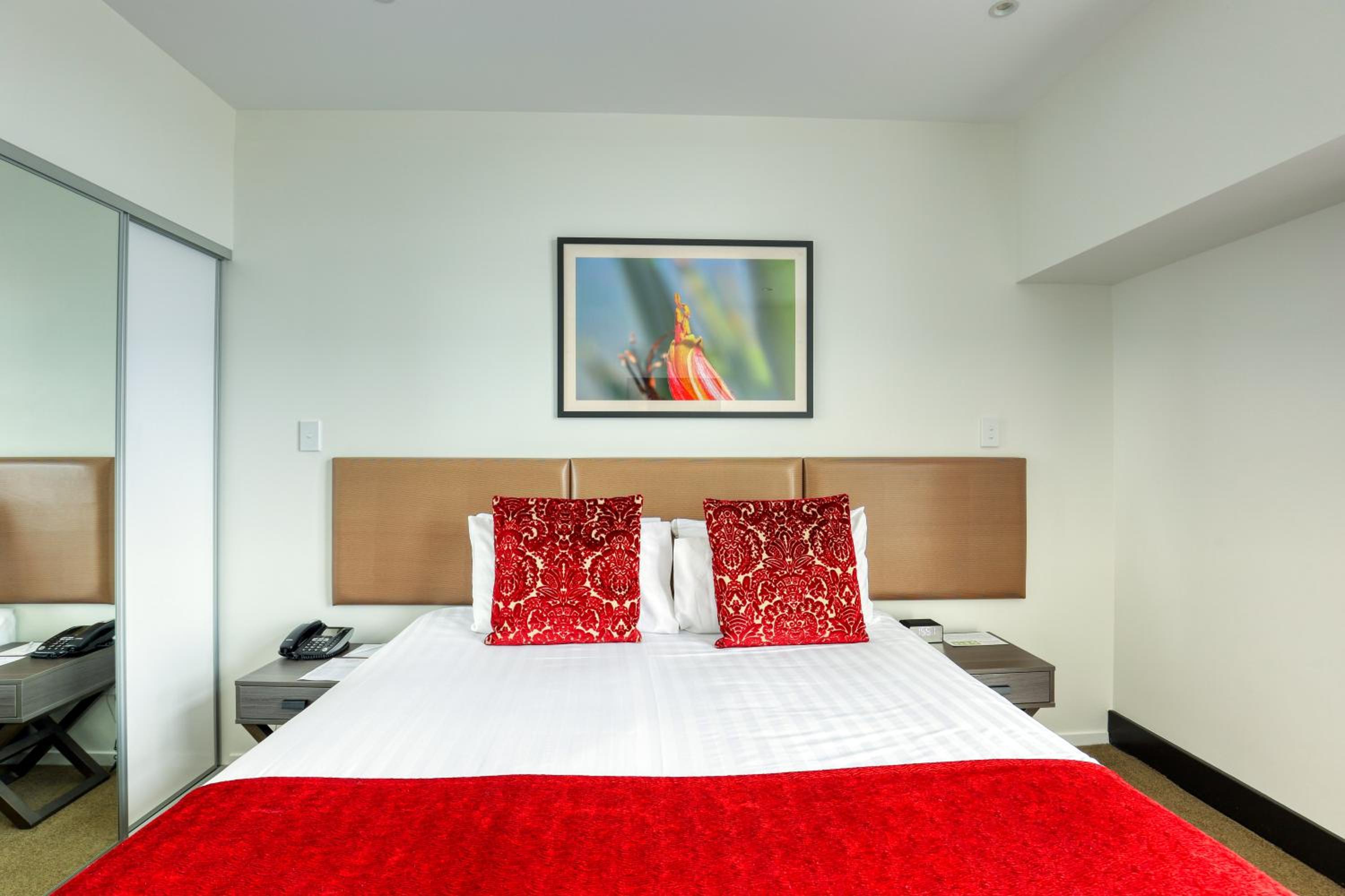 Two-Bedroom Apartment - Non-Smoking - Photo 4