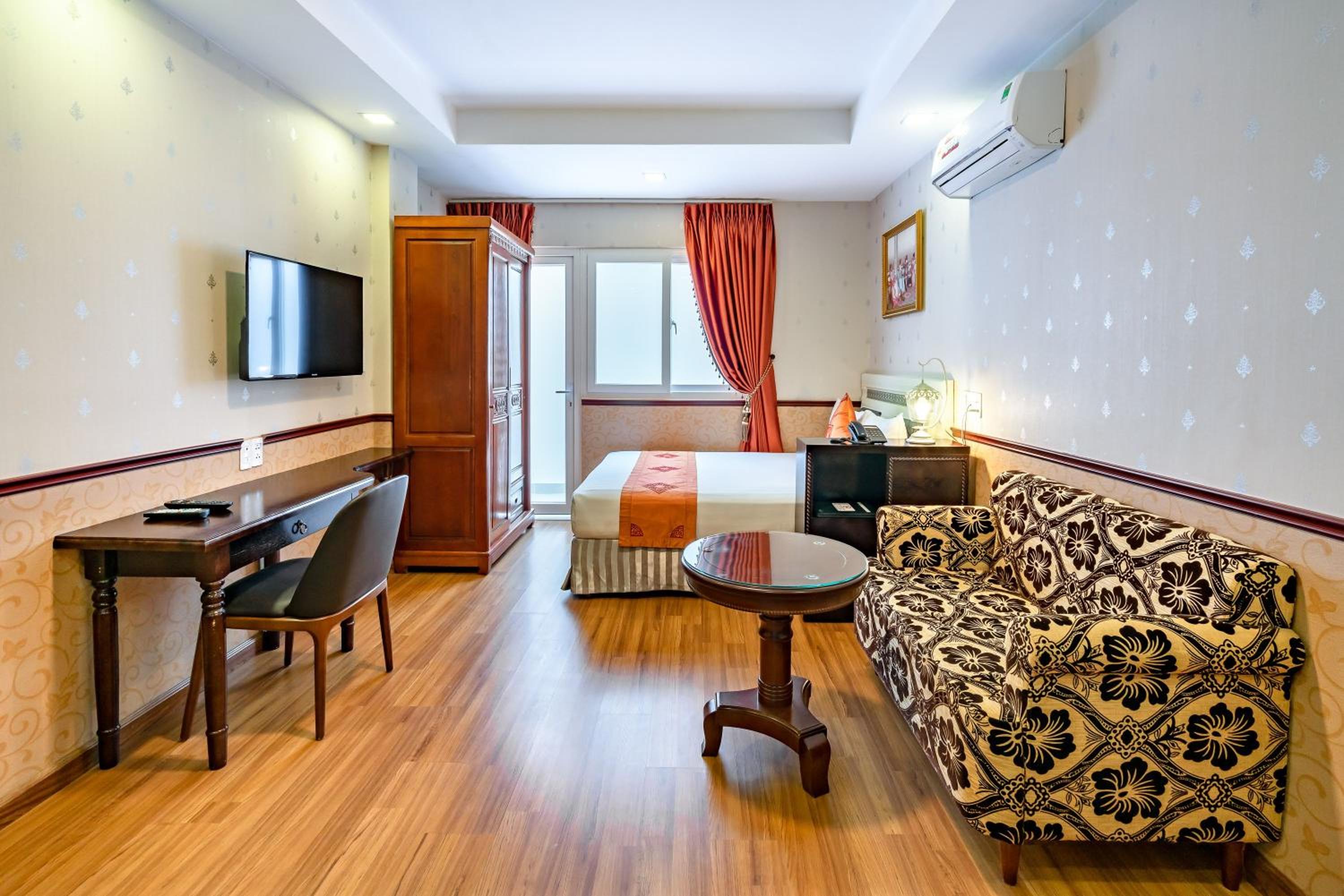 Deluxe One-Bedroom Apartment photo 2
