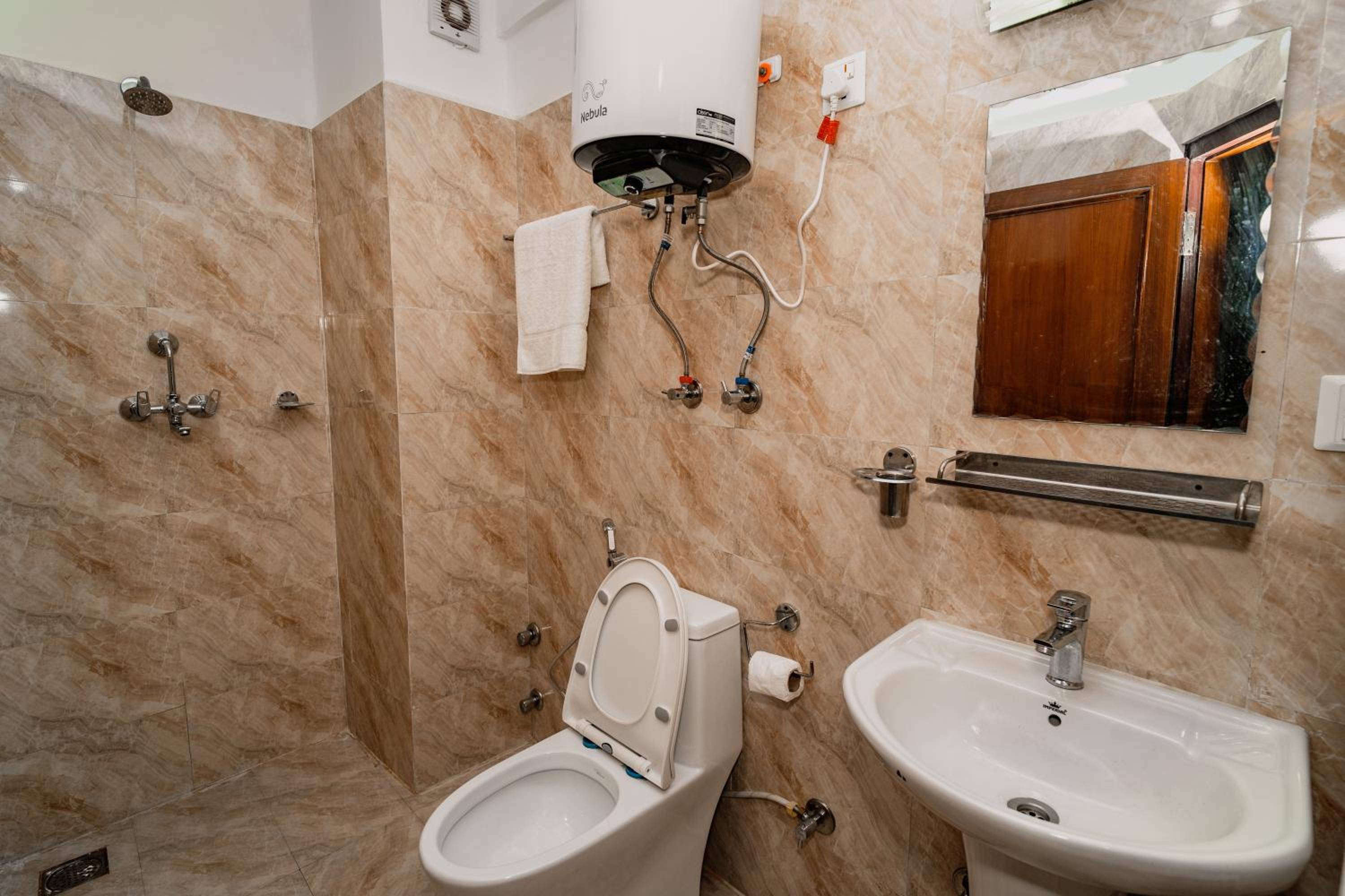 Deluxe Double or Twin Room - Photo 9