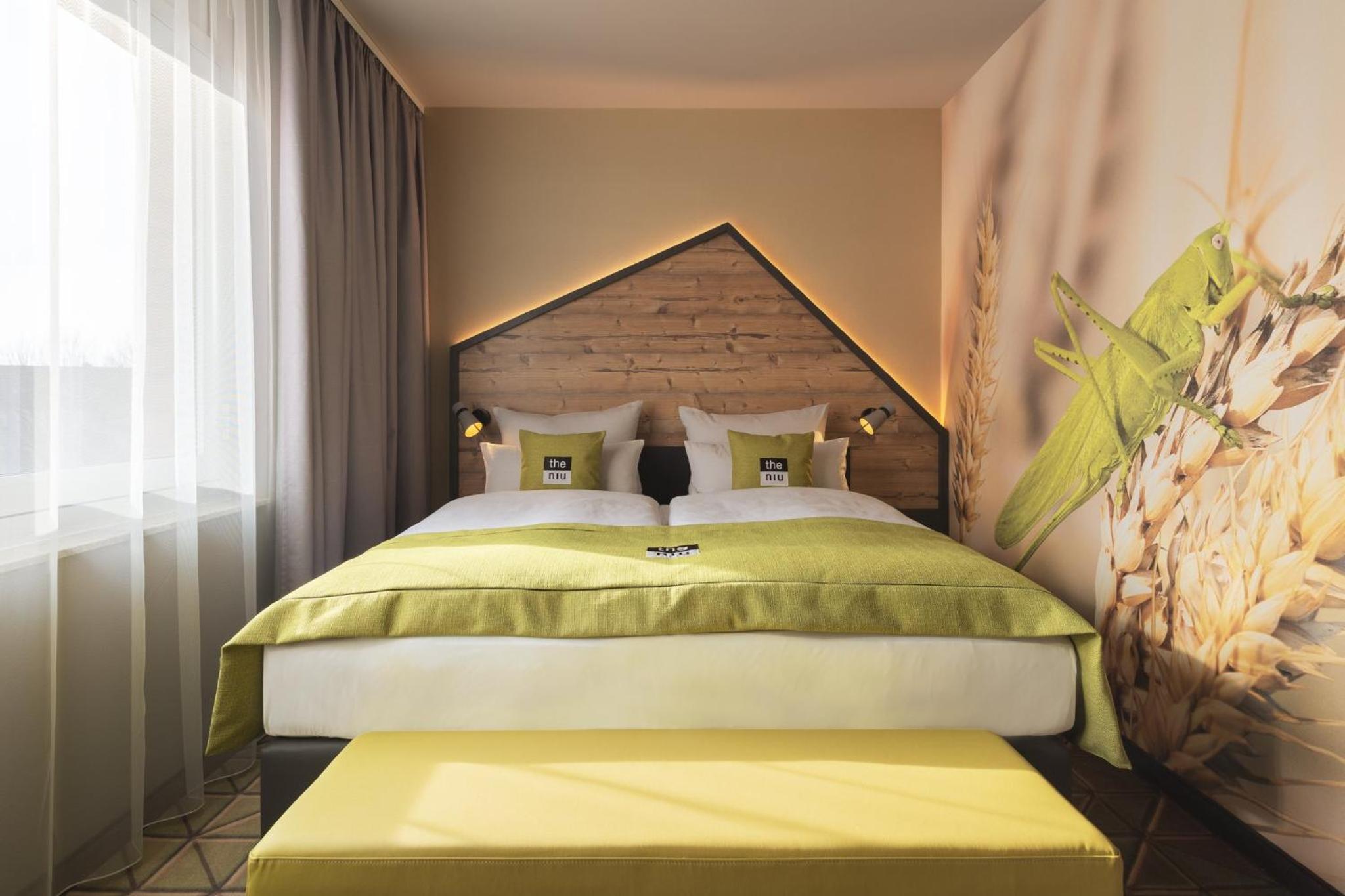 Premium Queen room with single sofa bed - Photo 3