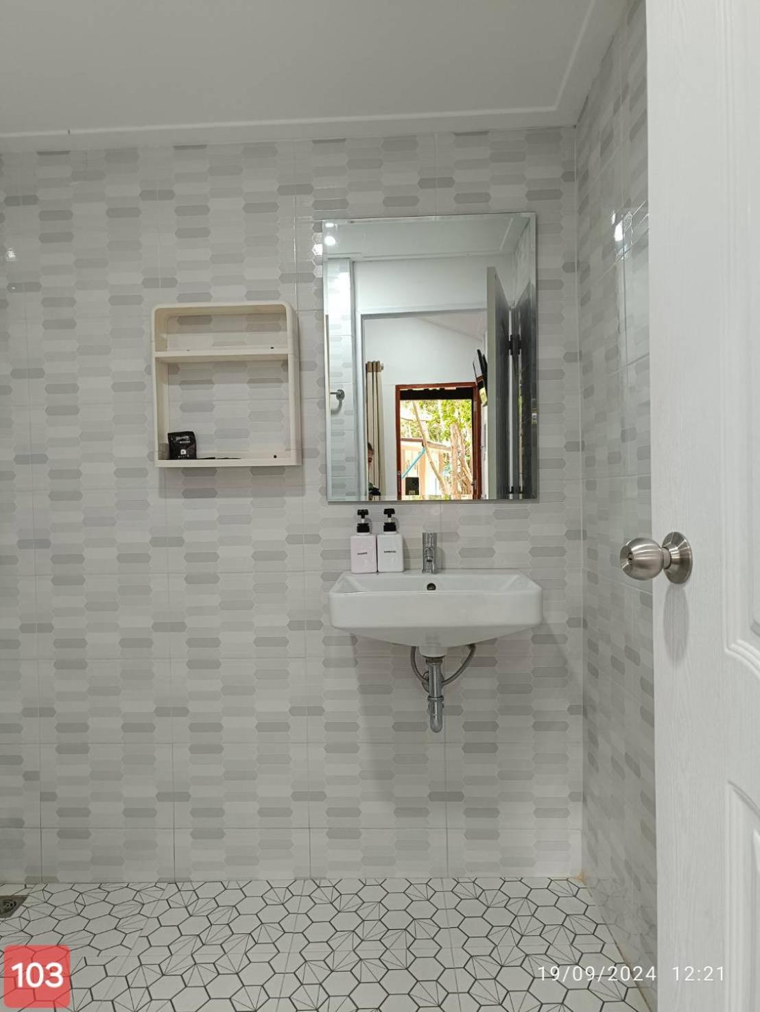 Standard King Room - Photo 20