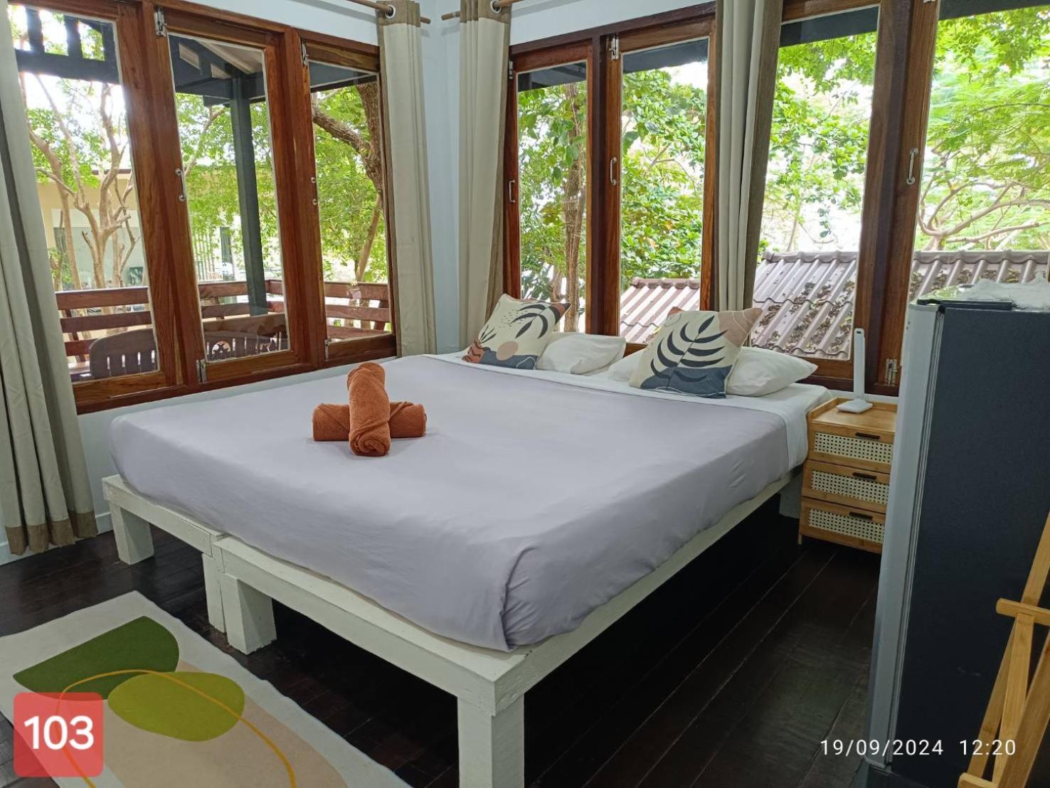 Standard King Room - Photo 22