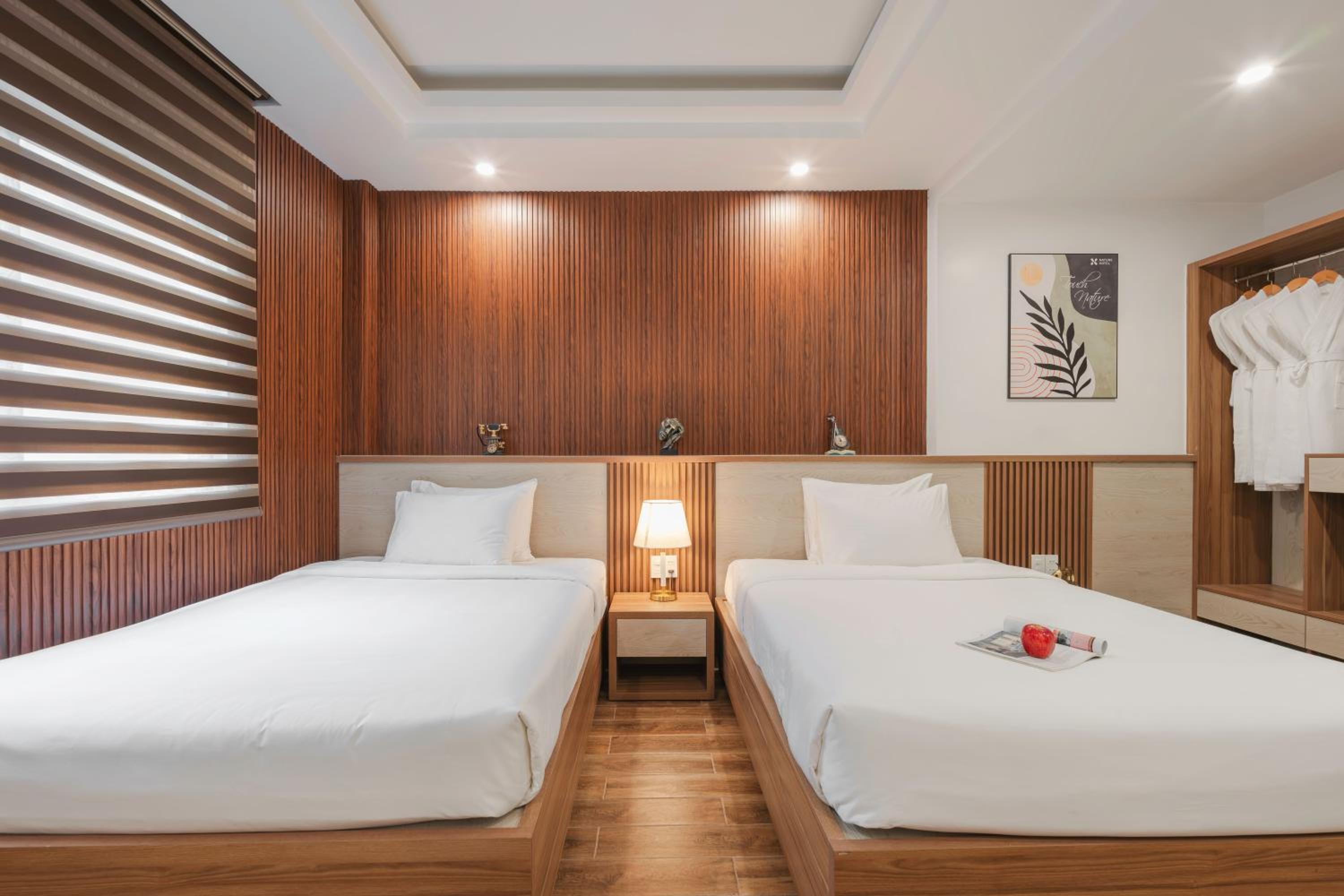 Standard Queen Room with Two Queen Beds photo 3