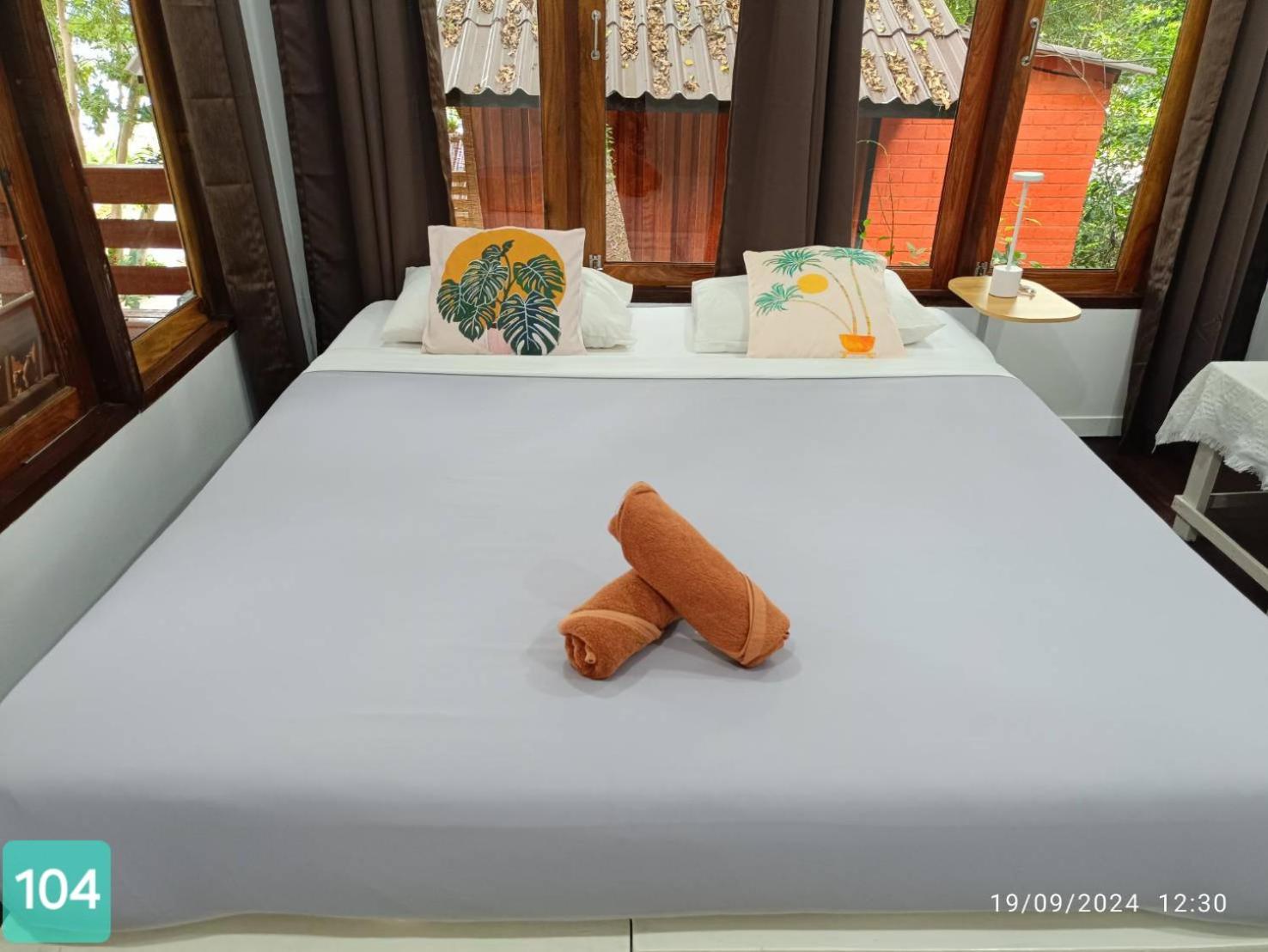 Standard King Room - Photo 10