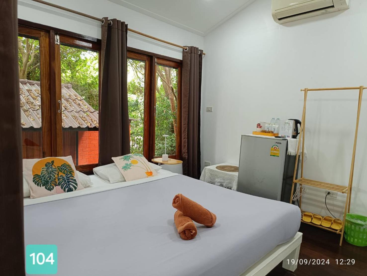 Standard King Room - Photo 9