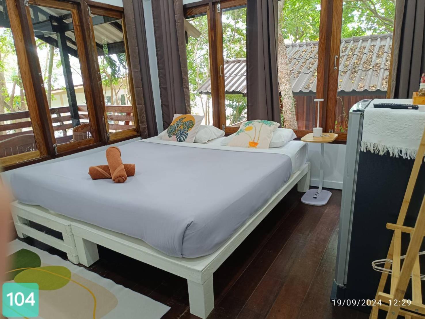 Standard King Room - Photo 12