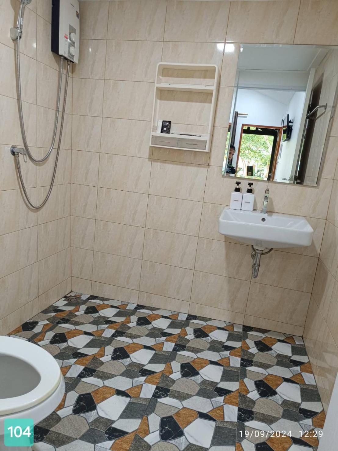 Standard King Room - Photo 8