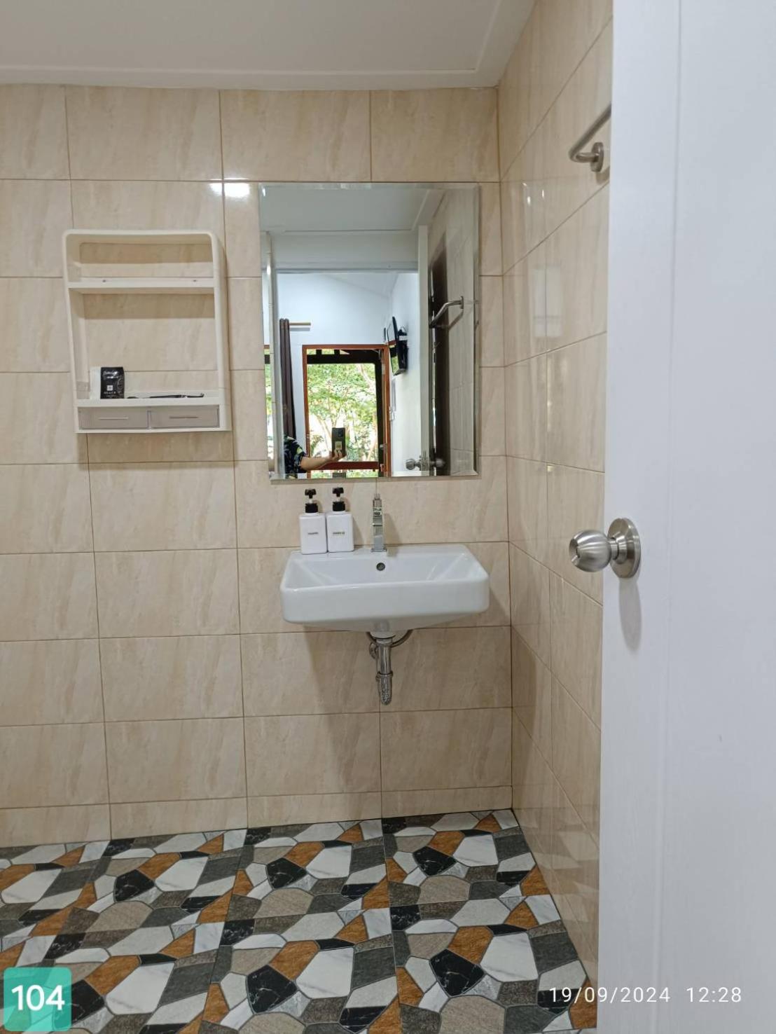 Standard King Room - Photo 23