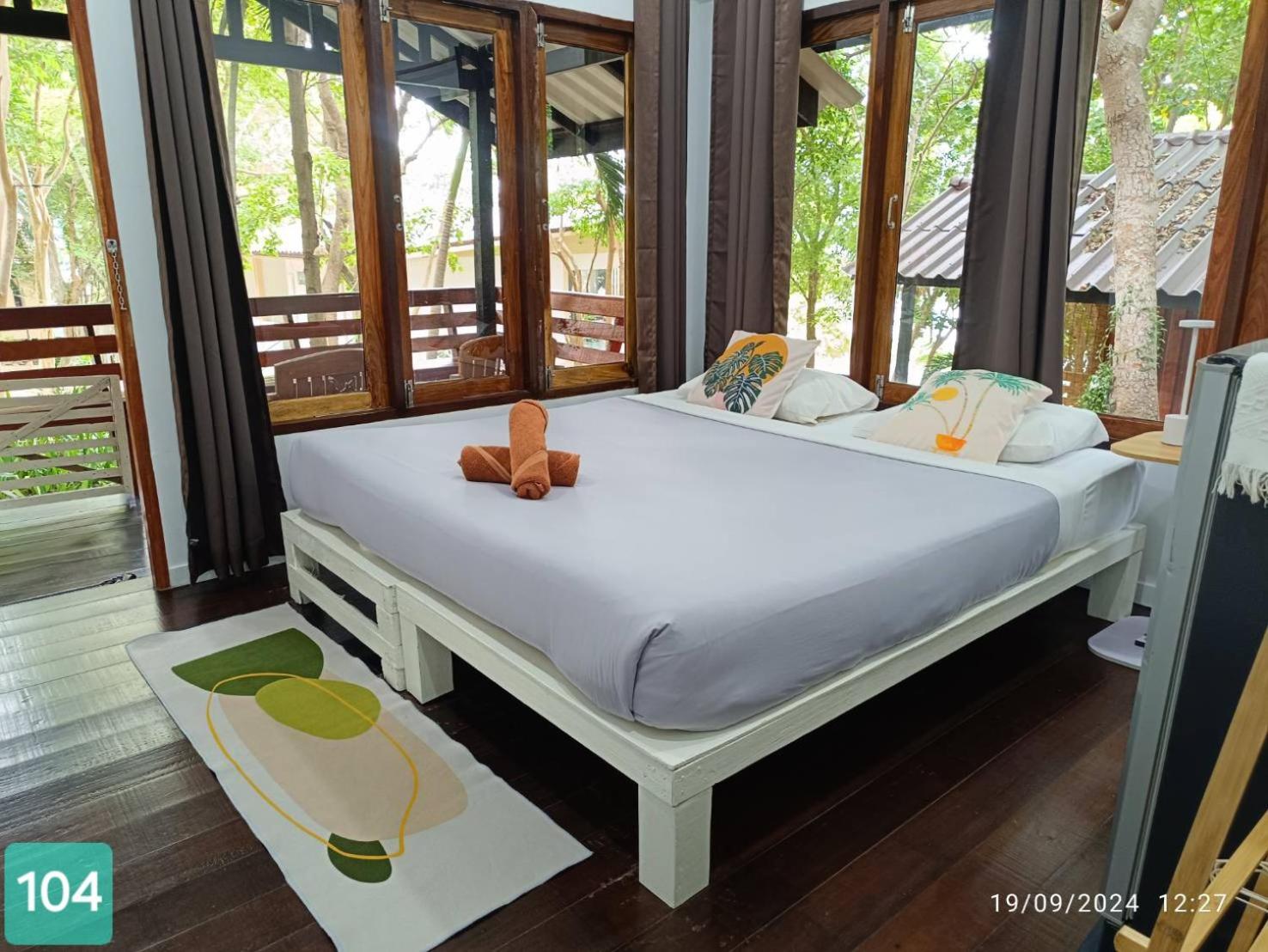 Standard King Room - Photo 13