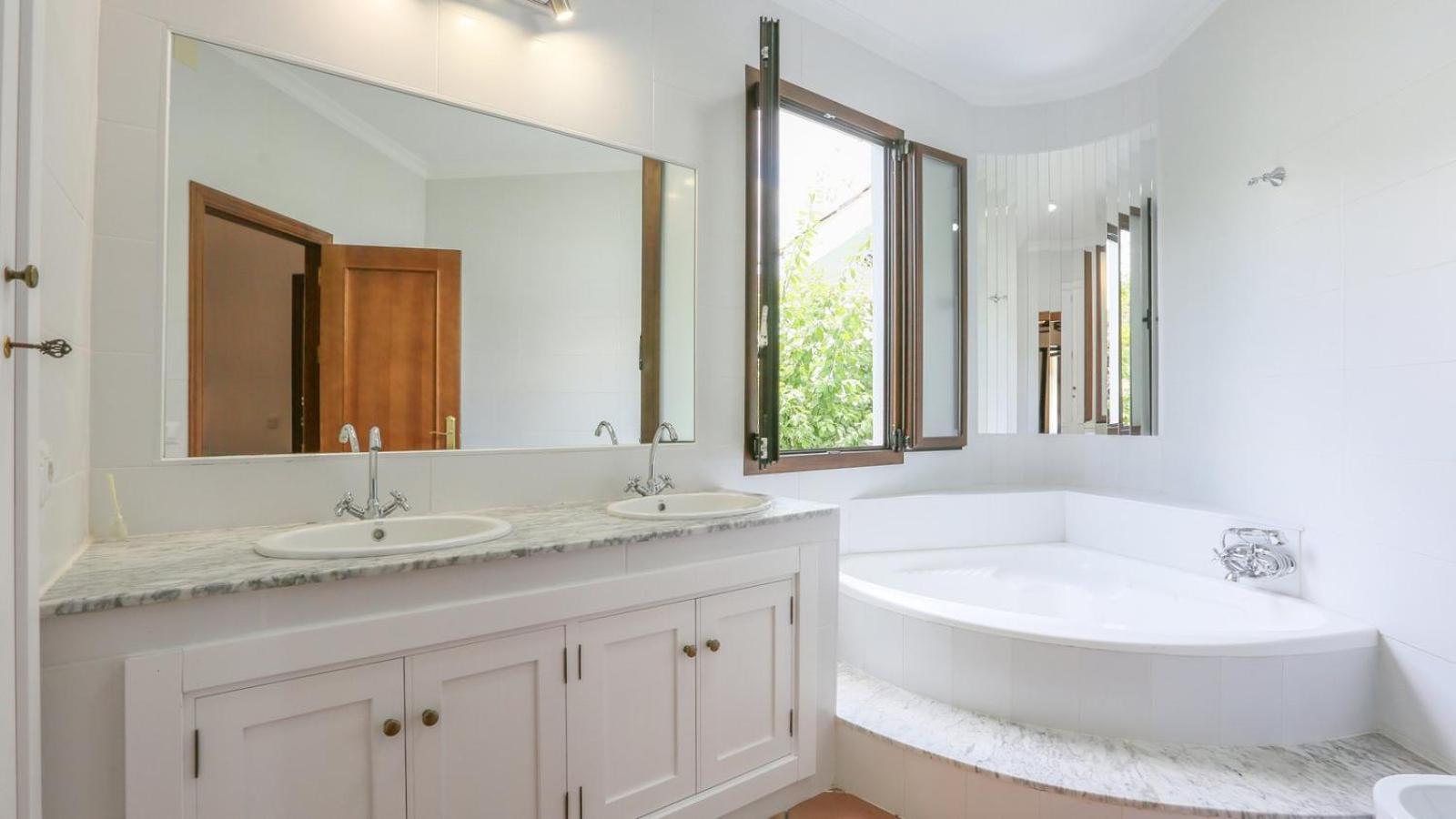 Eight-Bedroom House photo 3