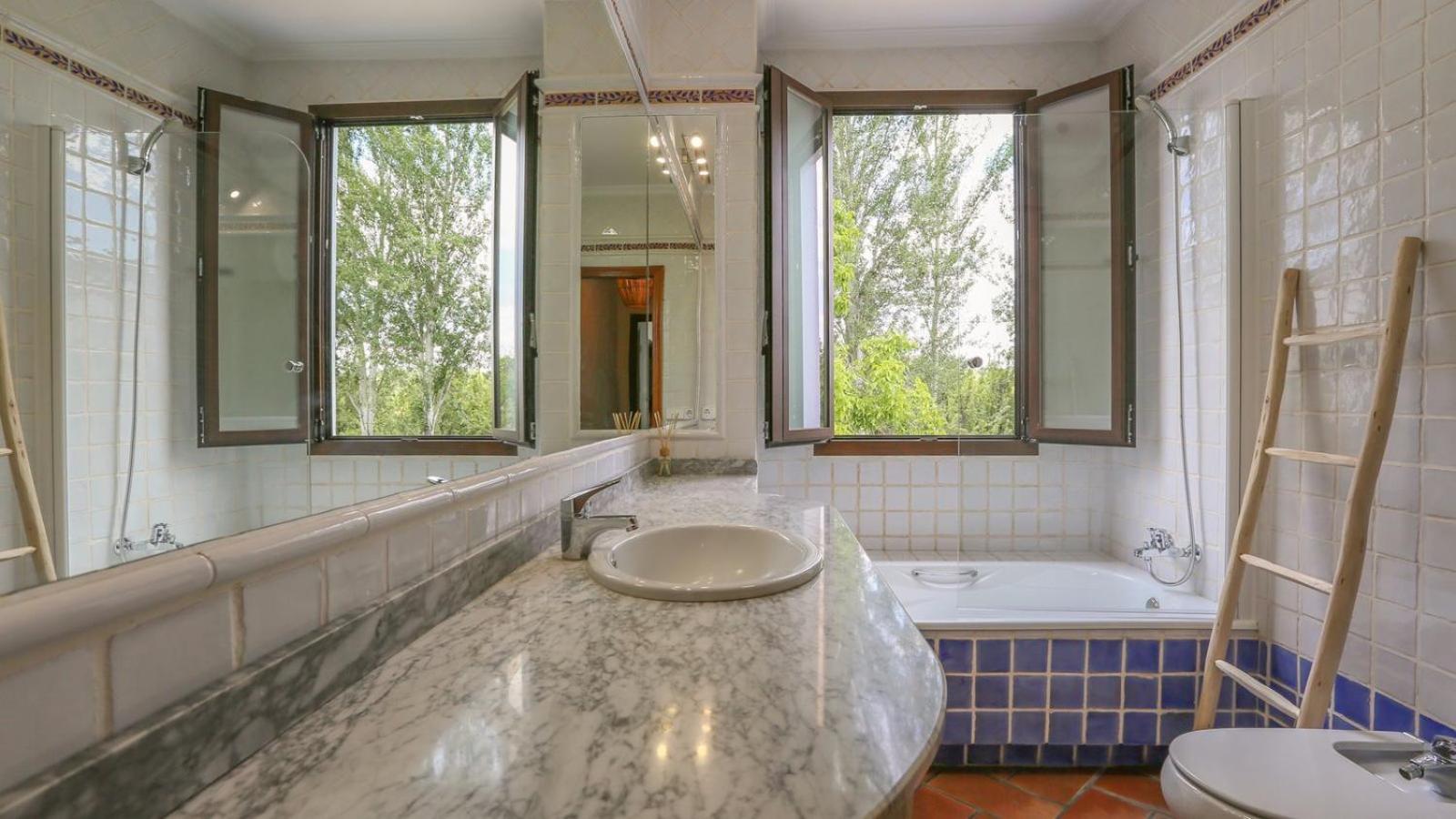 Eight-Bedroom House photo 2
