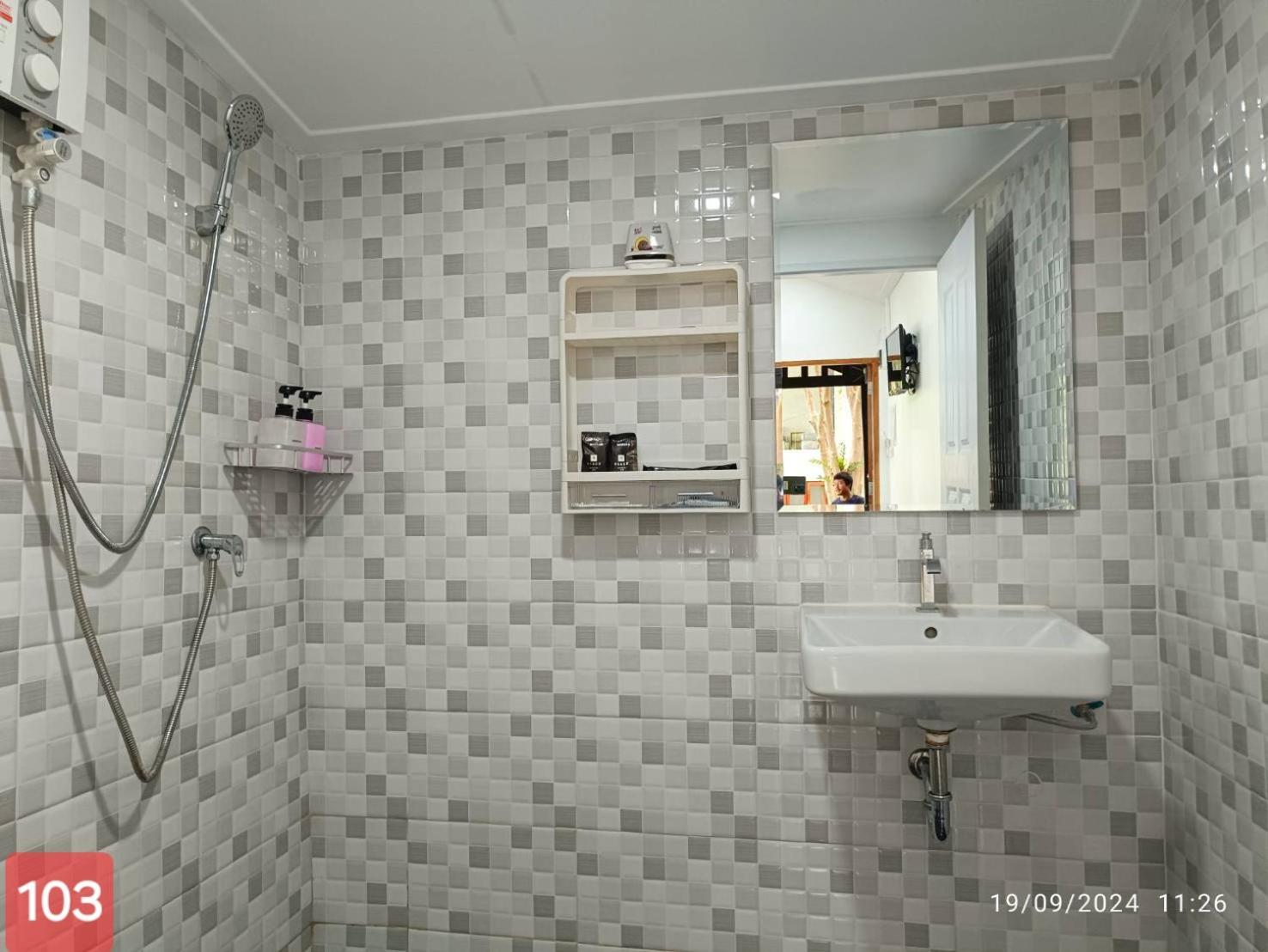 Standard King Room - Photo 19