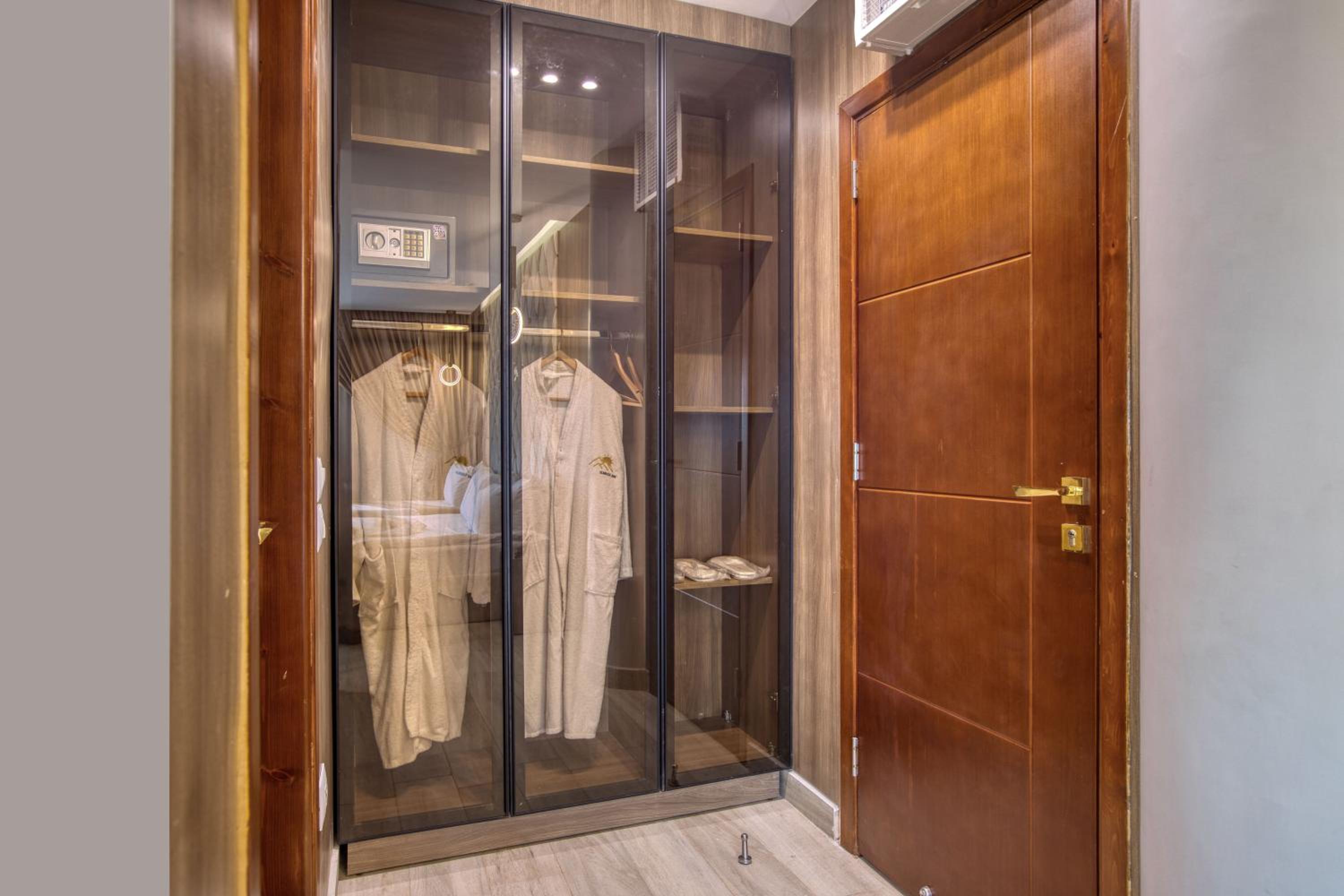 Deluxe King Suite photo 3