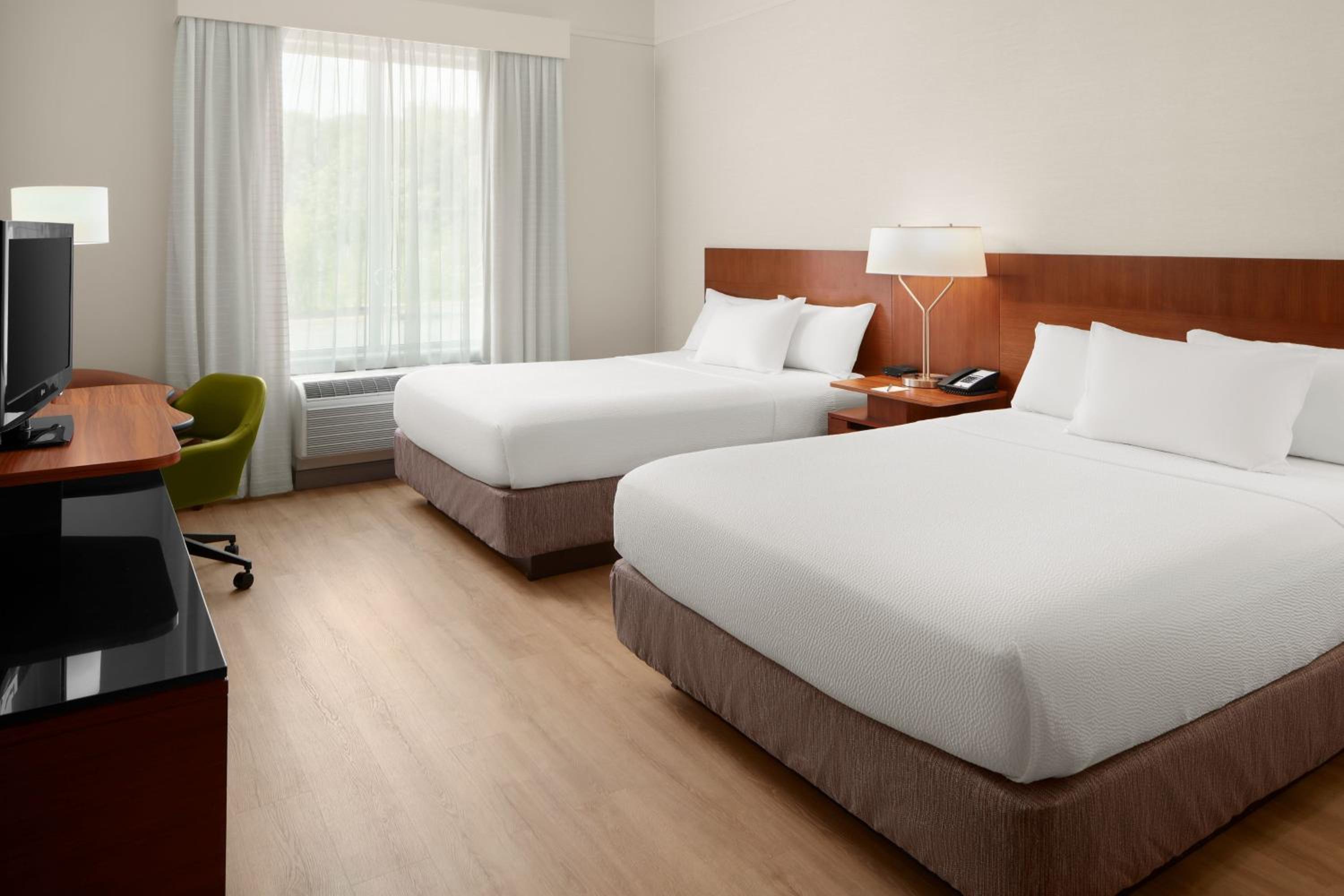 Room with One King Bed and Two Queen Beds photo 1