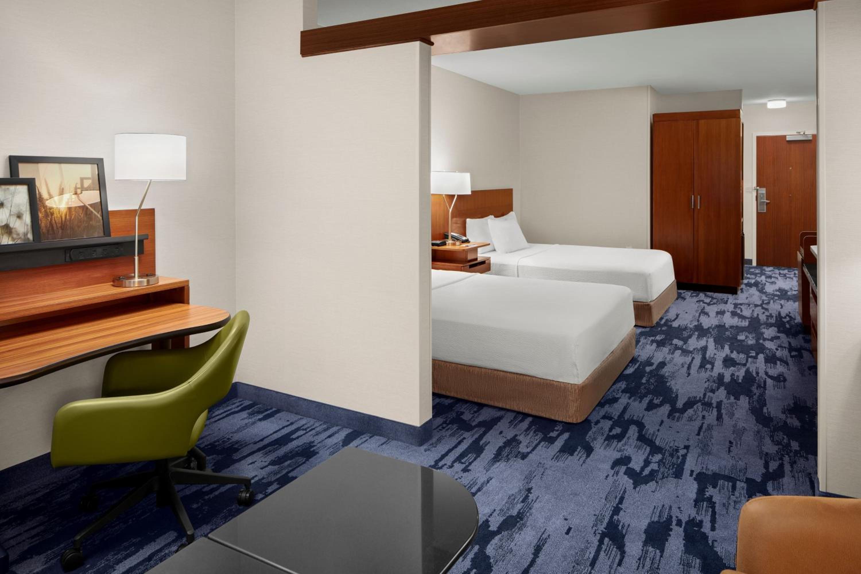 Queen Suite with Two Queen Beds, Bathtub and Sofa Bed - Mobility Access/Hearing Accessible photo 2