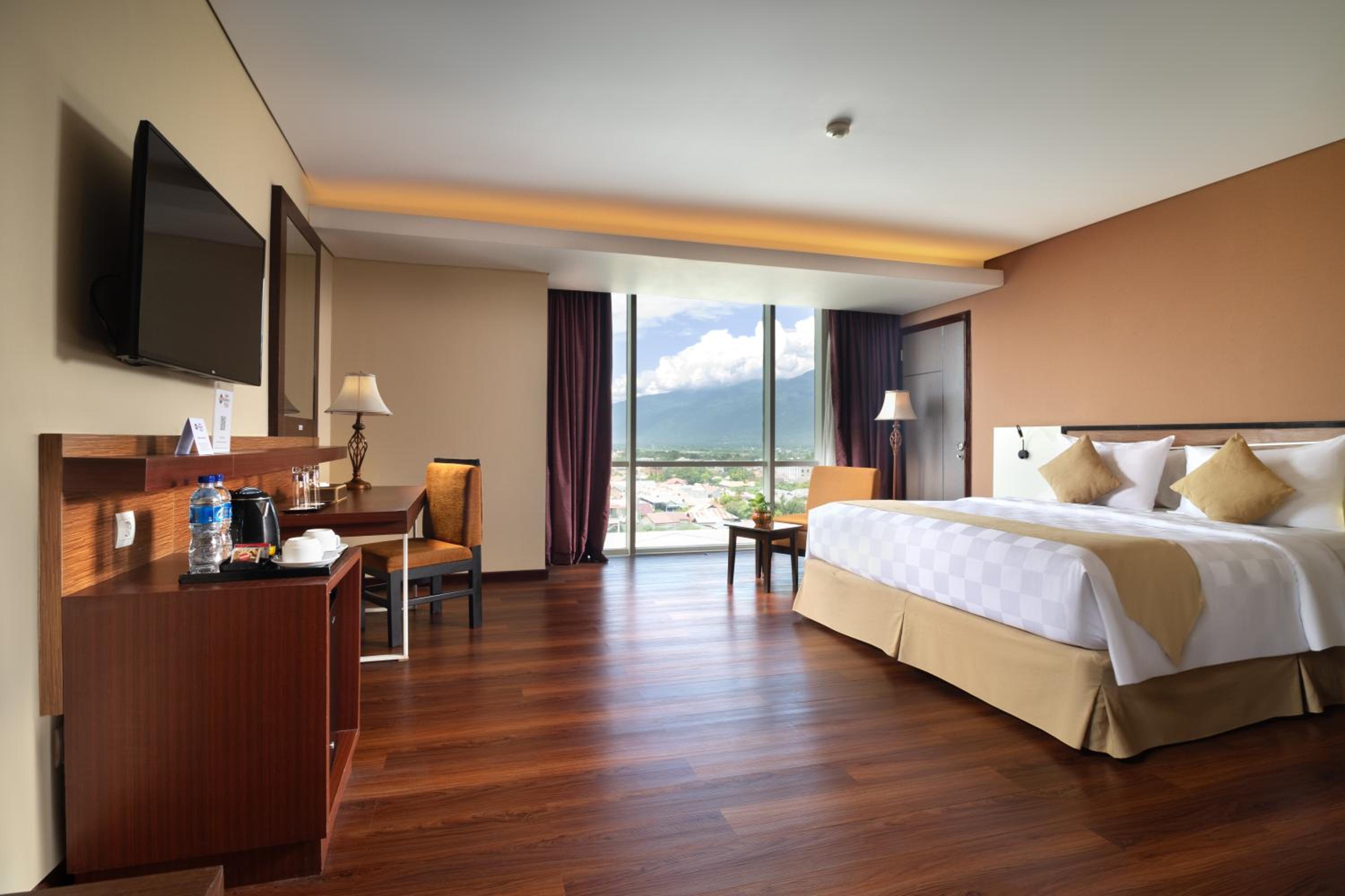 Deluxe Queen Room with City View - Non-Smoking photo 2