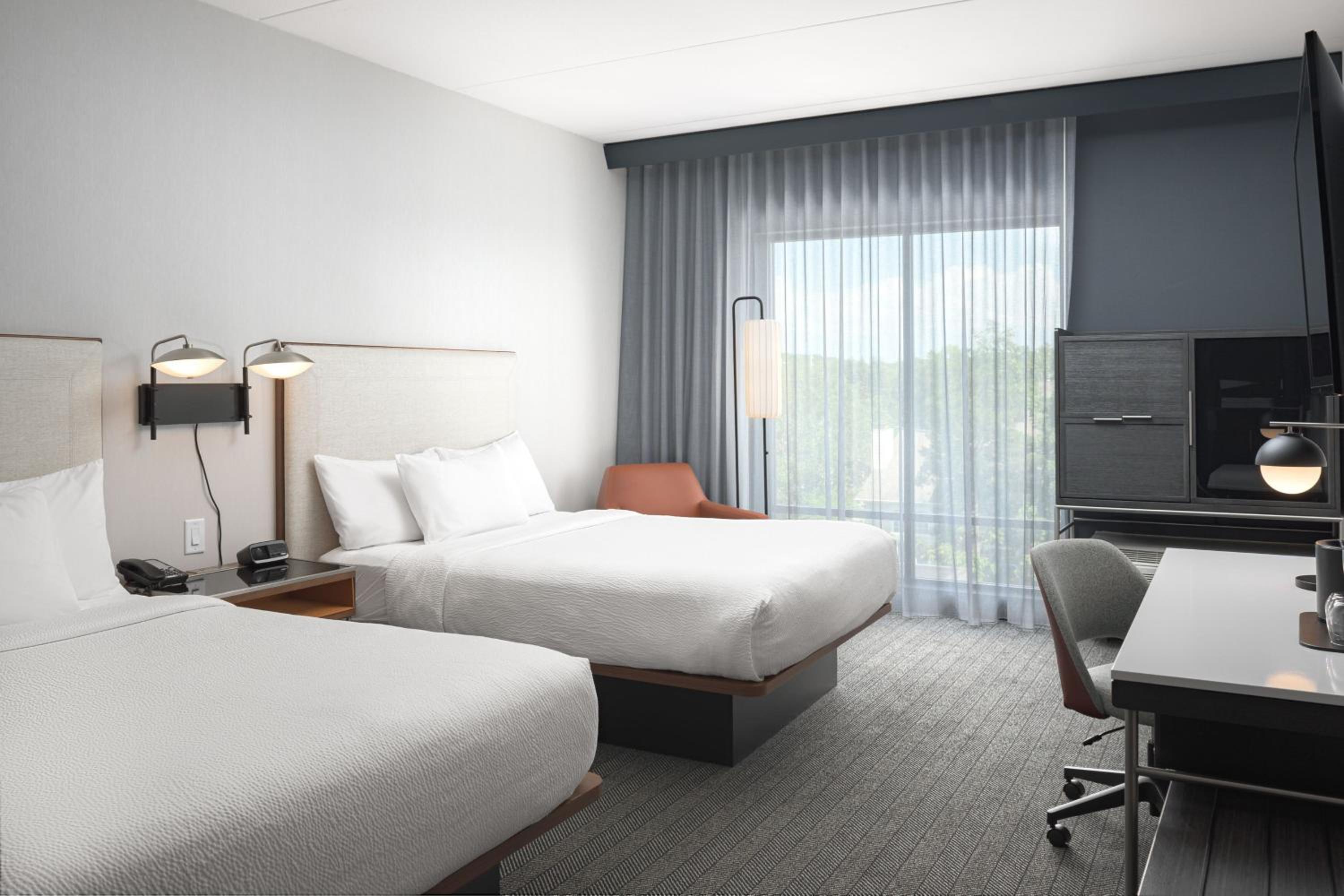 King Room with Roll-In Shower - Mobility Access/Hearing Accessible - Photo 1