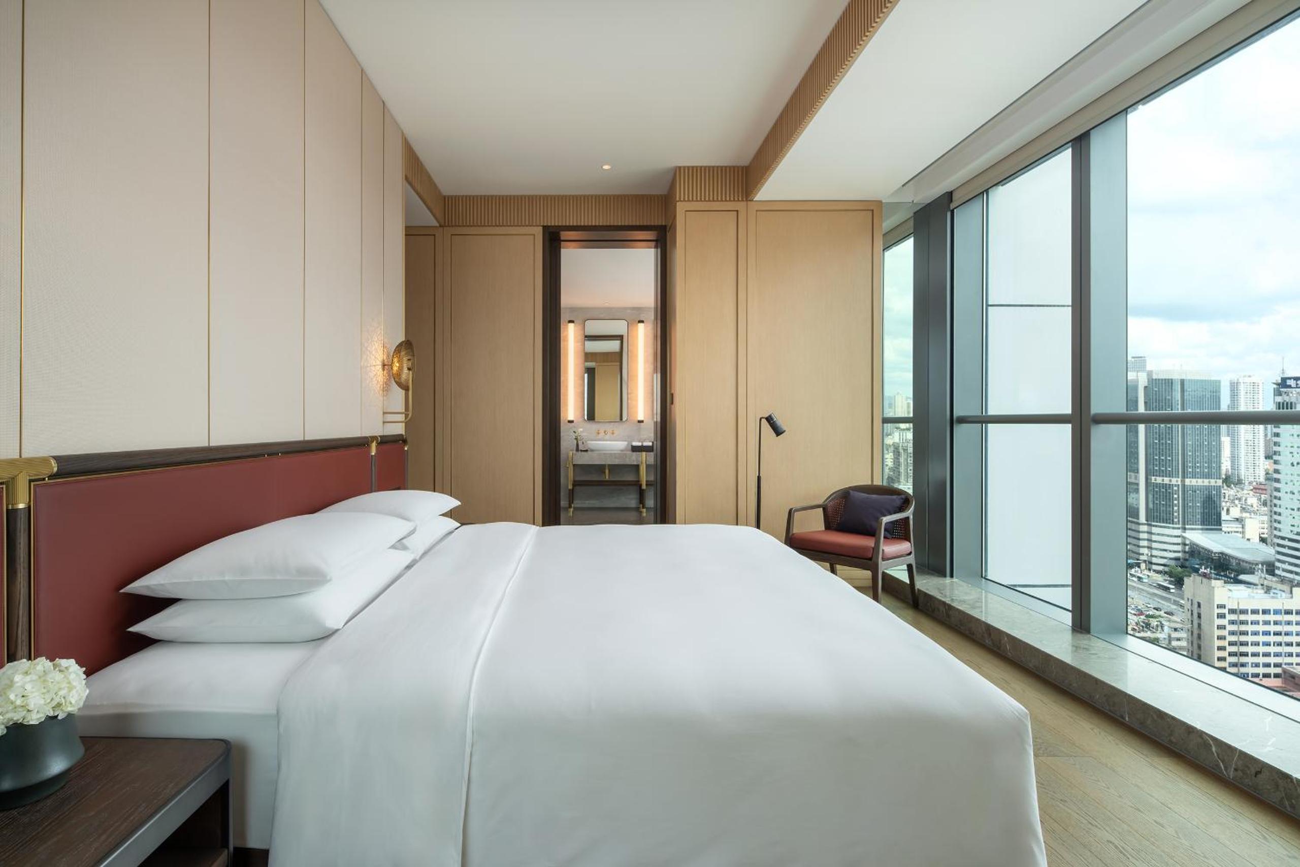 Grand Deluxe King Suite photo 2