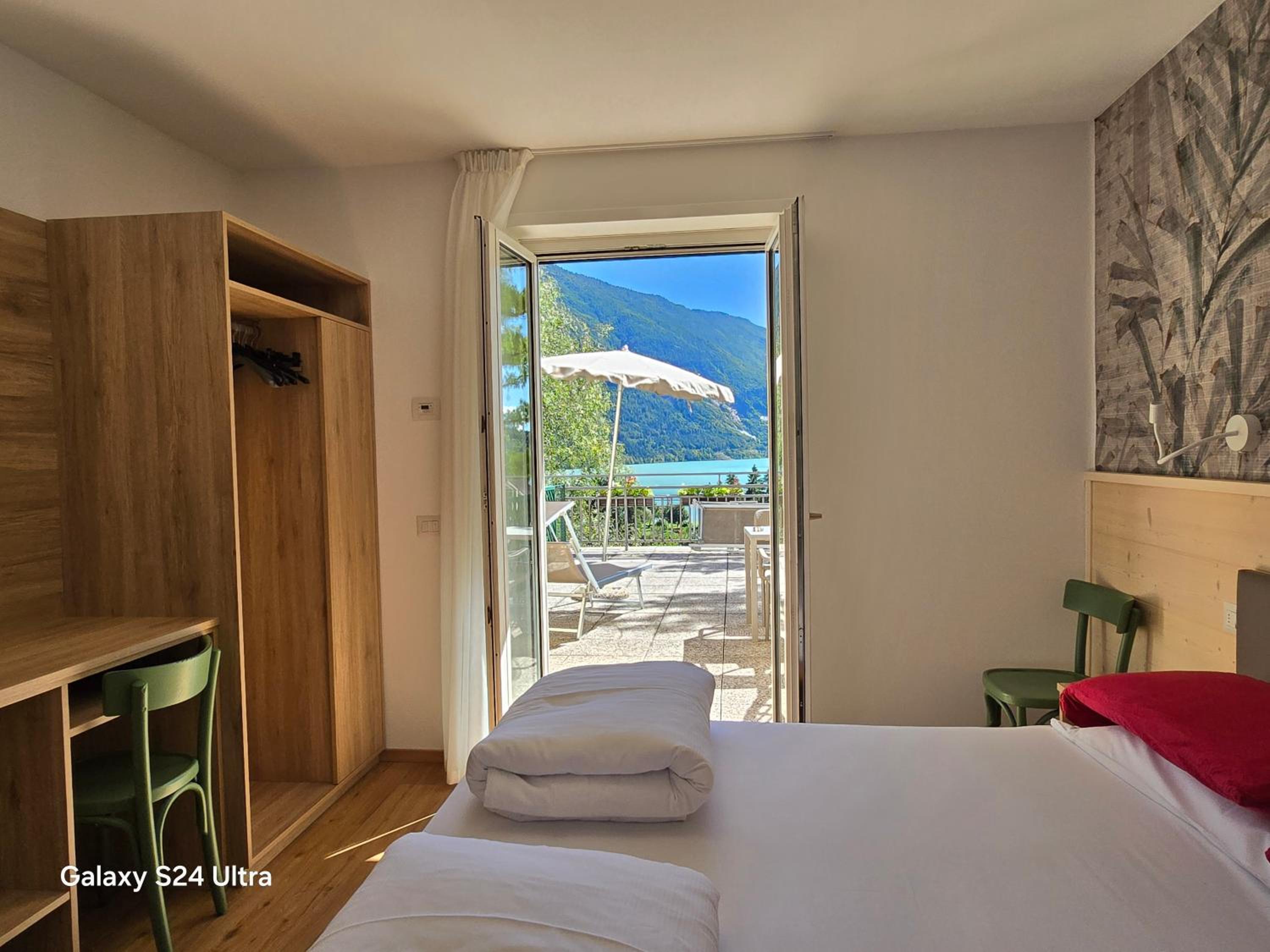Double or Twin Room with Balcony and Lake View - Photo 1