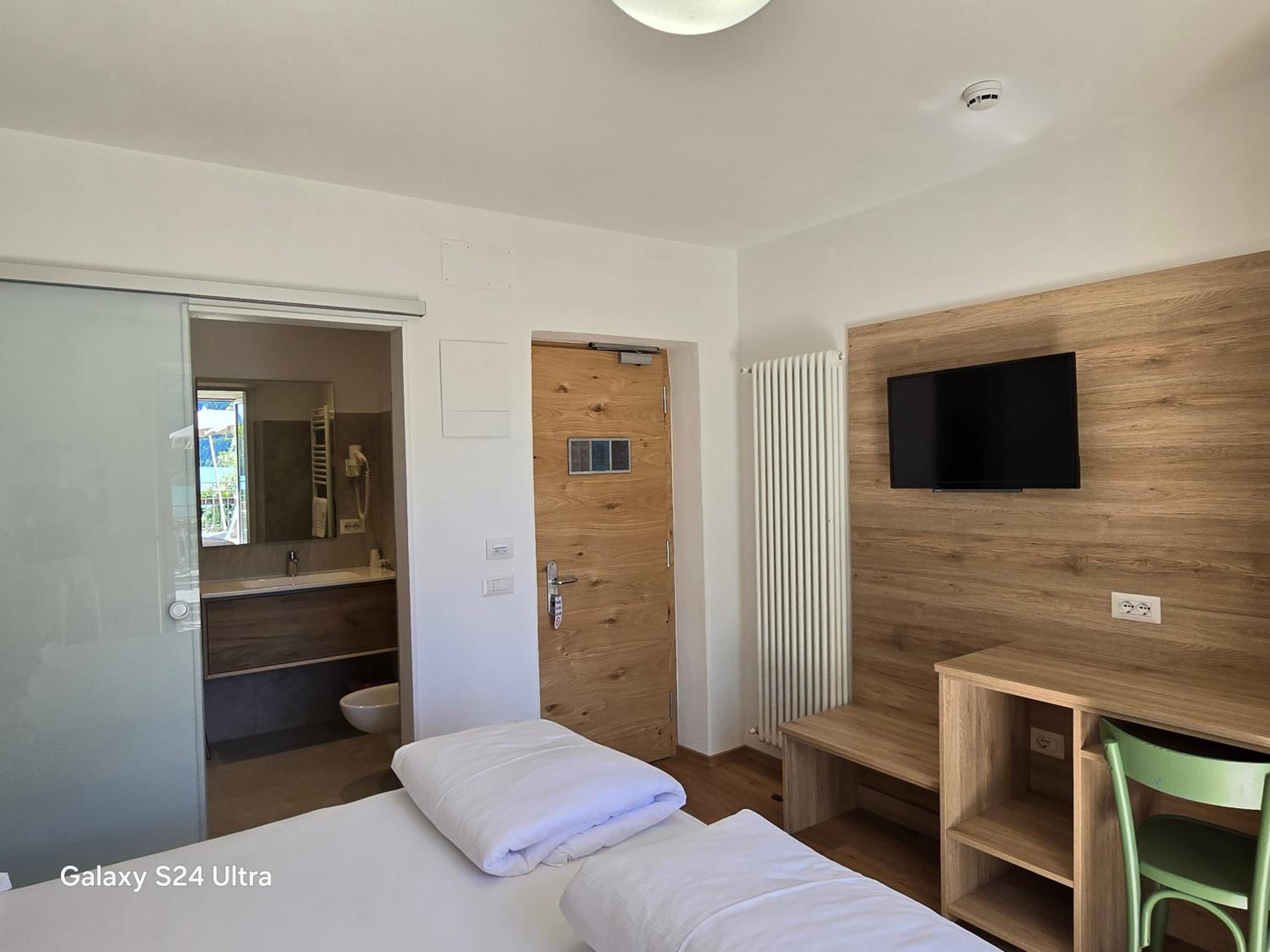 Double or Twin Room with Balcony and Lake View - Photo 35