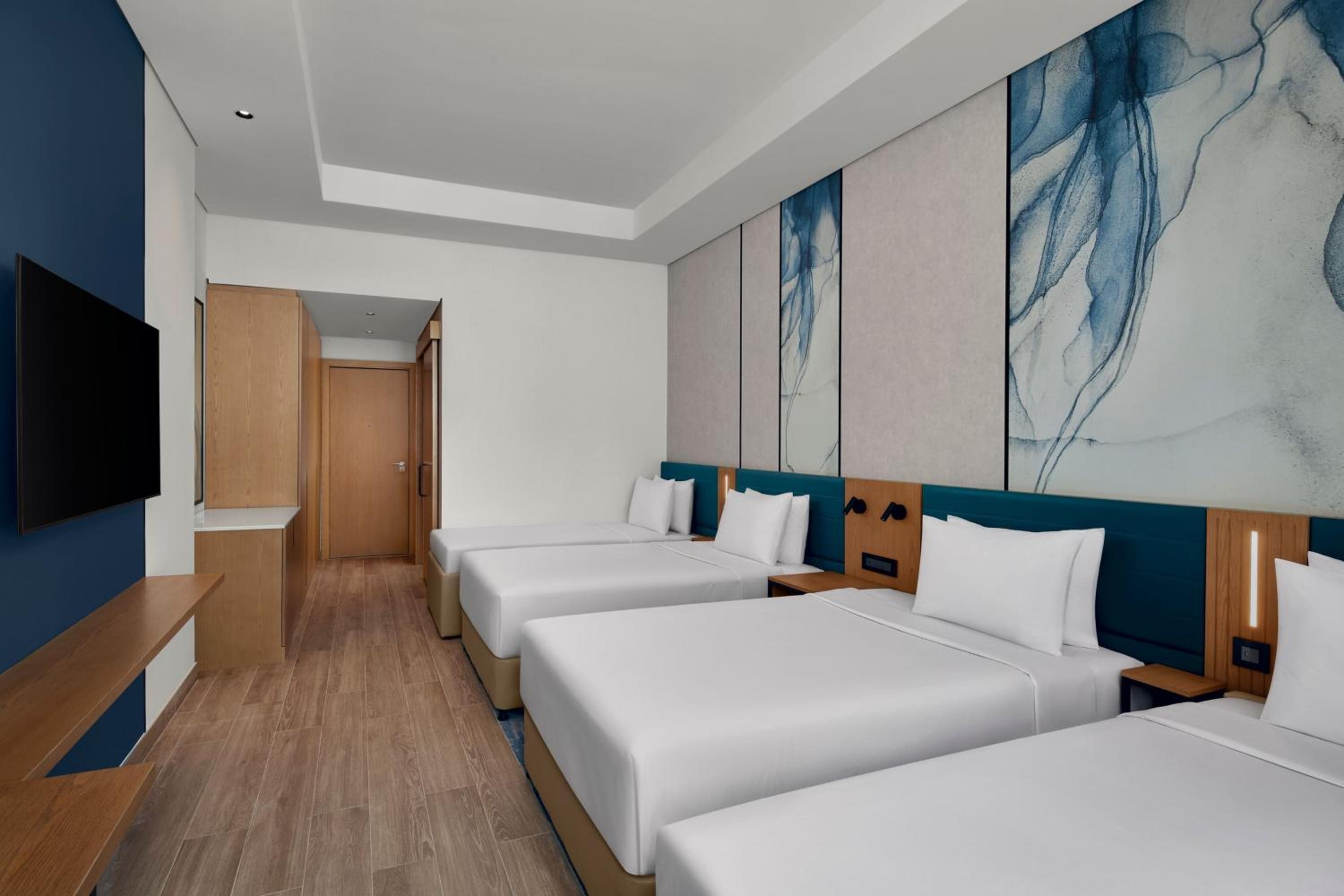 Premium Quadruple Room with Four Twin Beds - Photo 5