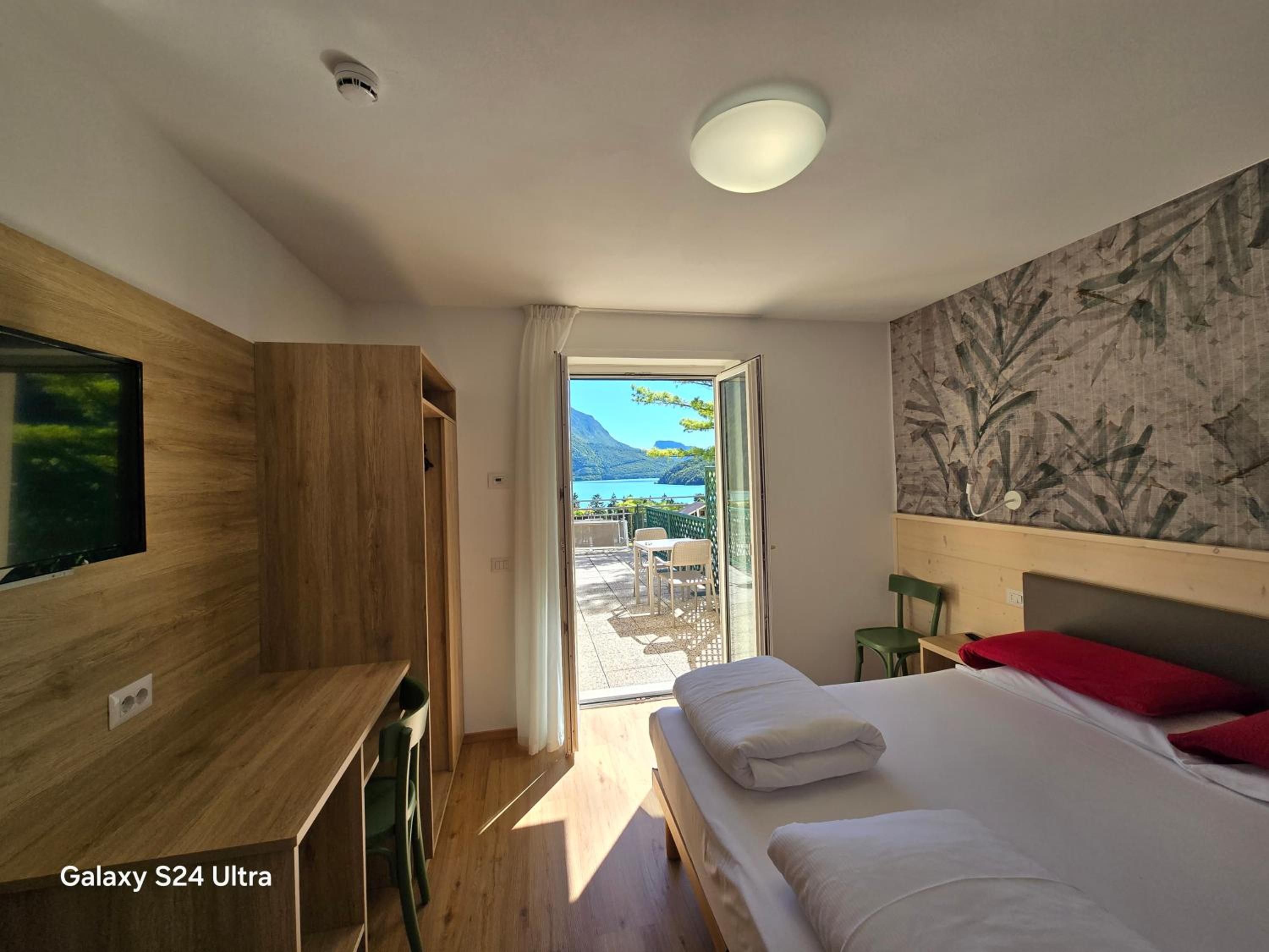 Double or Twin Room with Balcony and Lake View - Photo 36