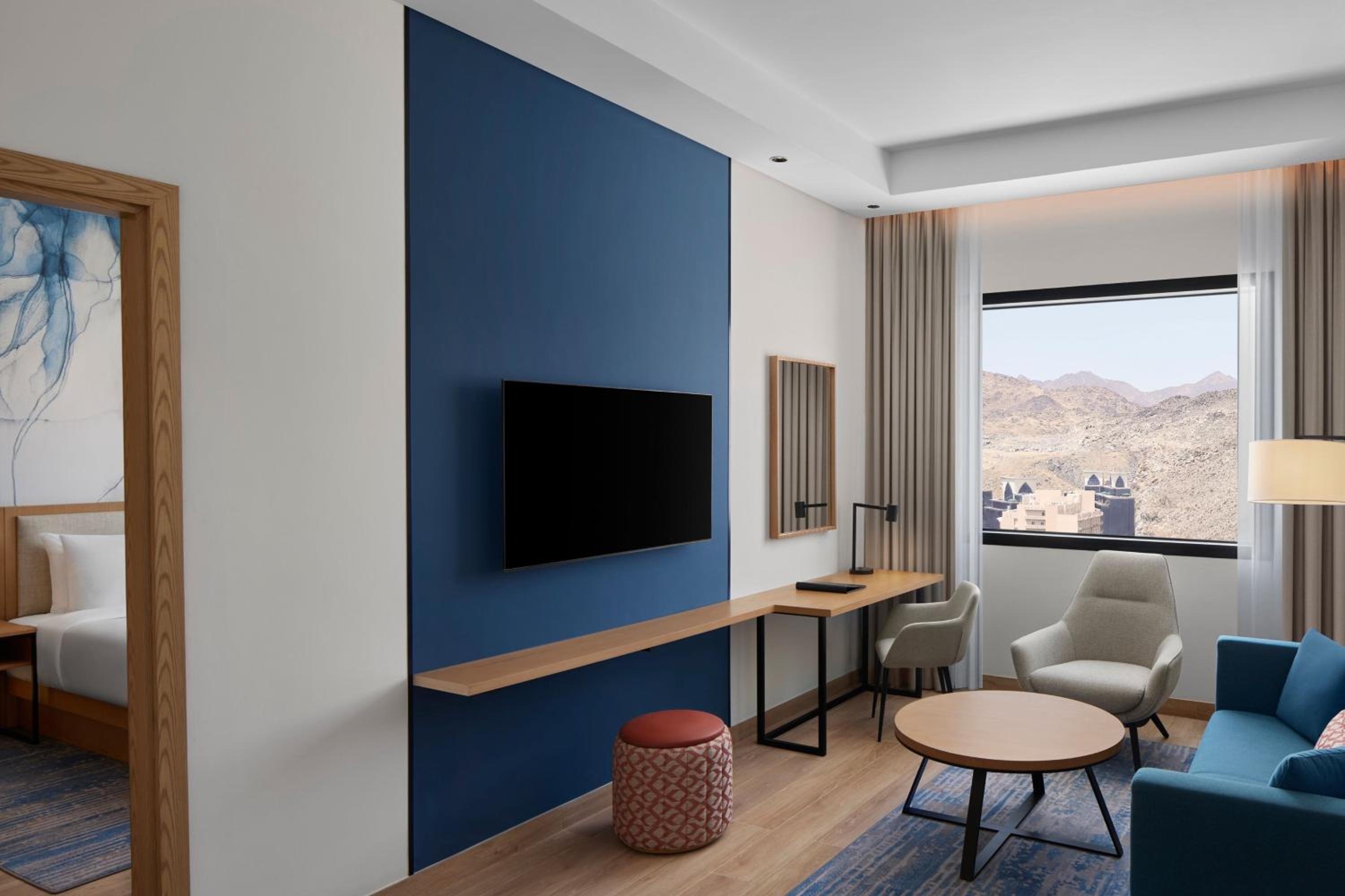 Junior King Suite with Sofa Bed - Photo 2