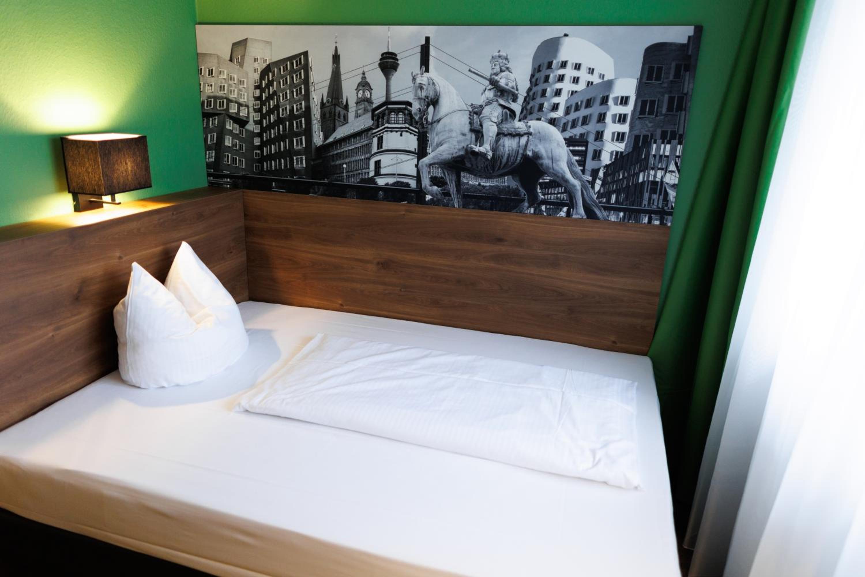 Queen Room - Photo 10