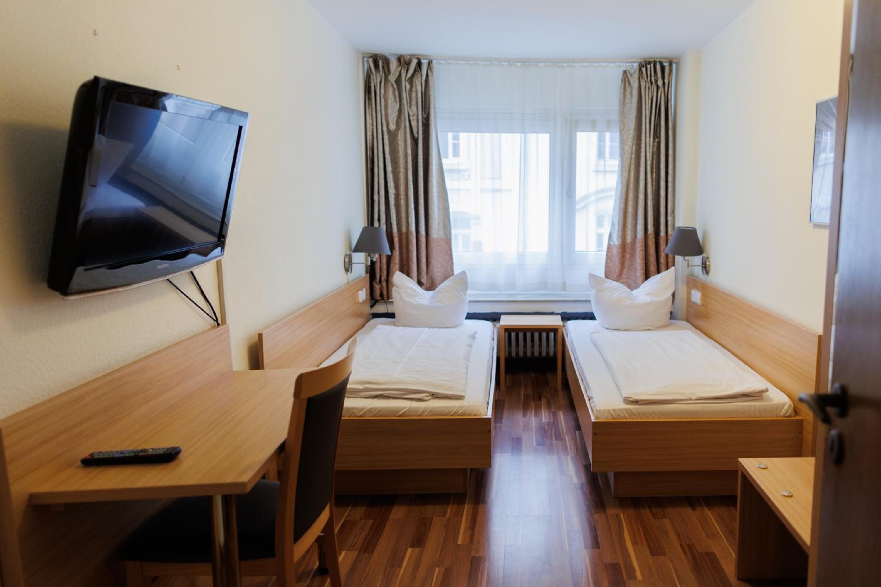 Economy Twin Room - Photo 3