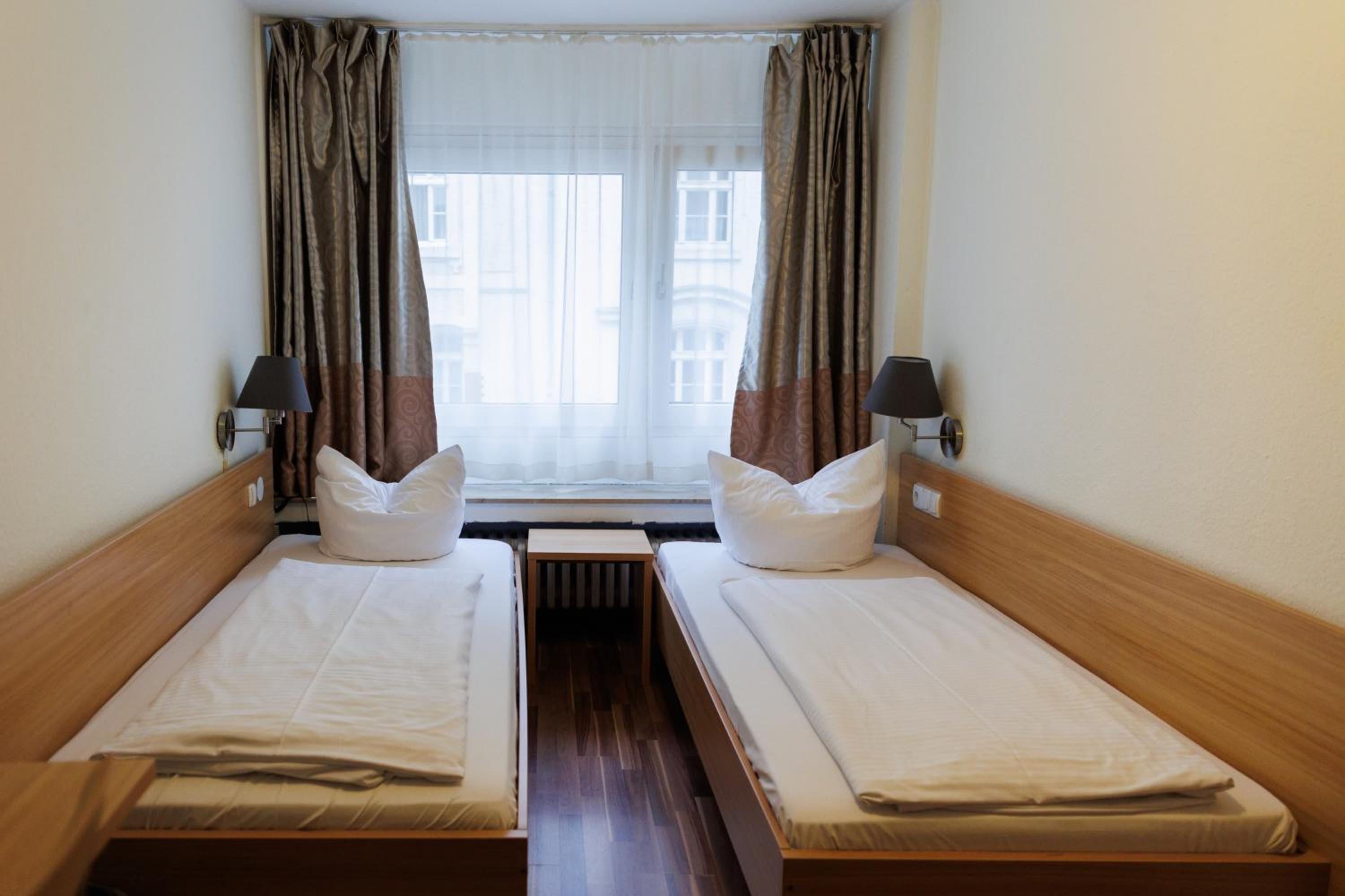Economy Twin Room - Photo 2