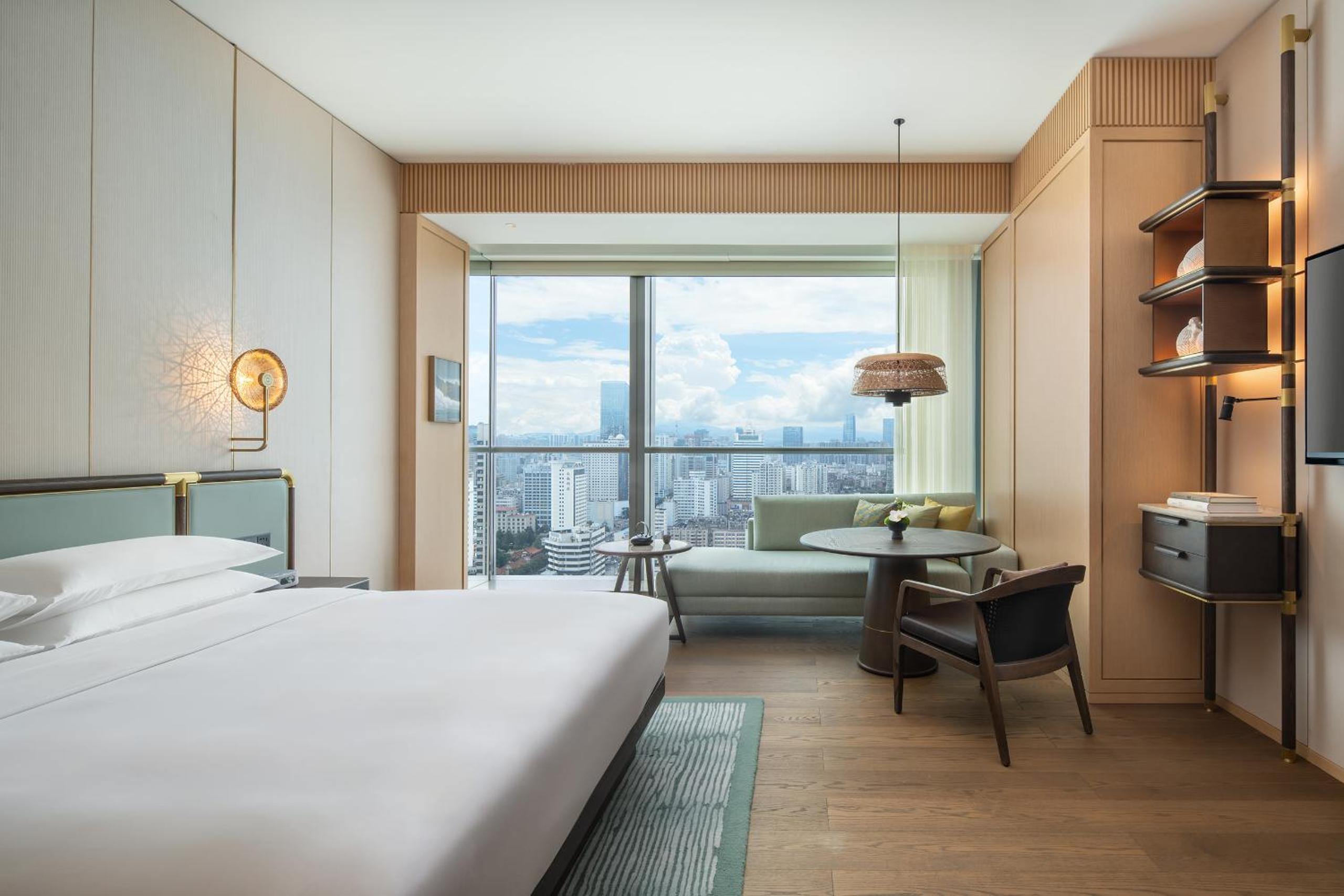 Deluxe King Room with Club Access photo 1