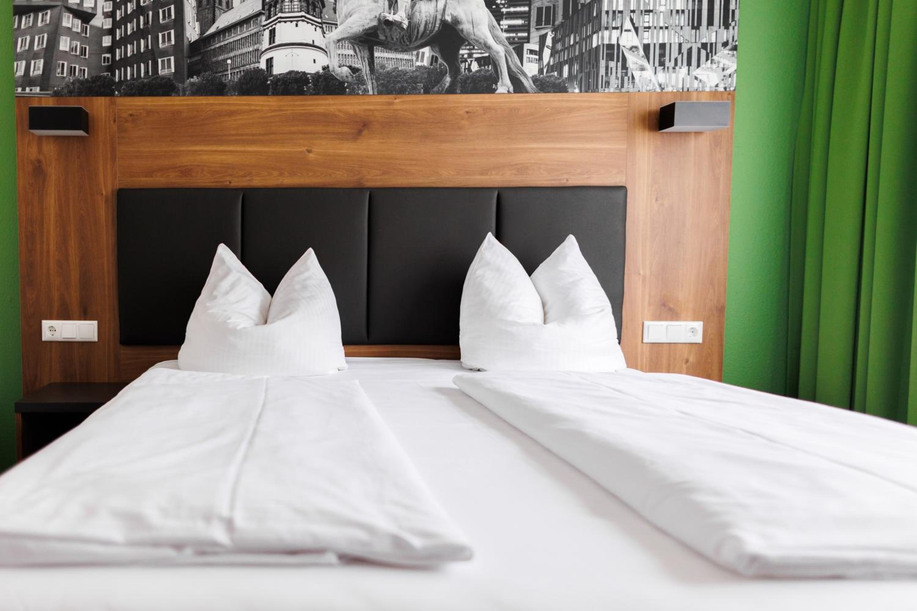 Deluxe Double Room - Photo 11