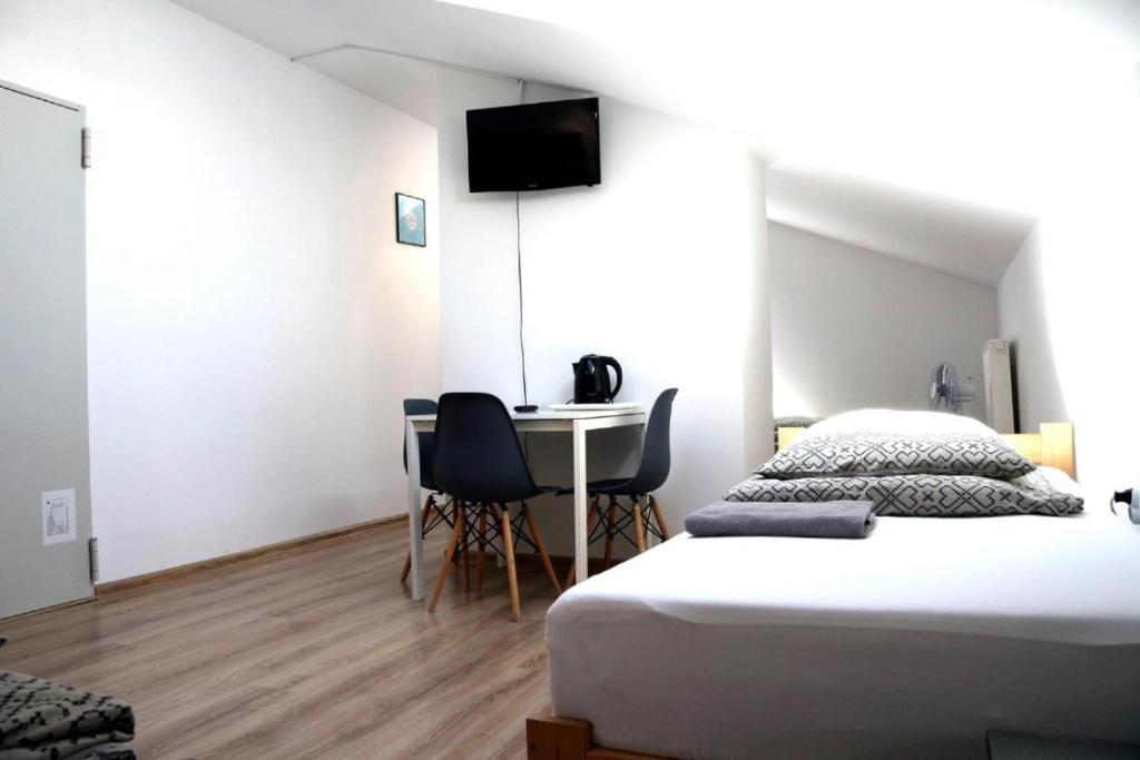 Triple Room with Shared Bathroom photo 2