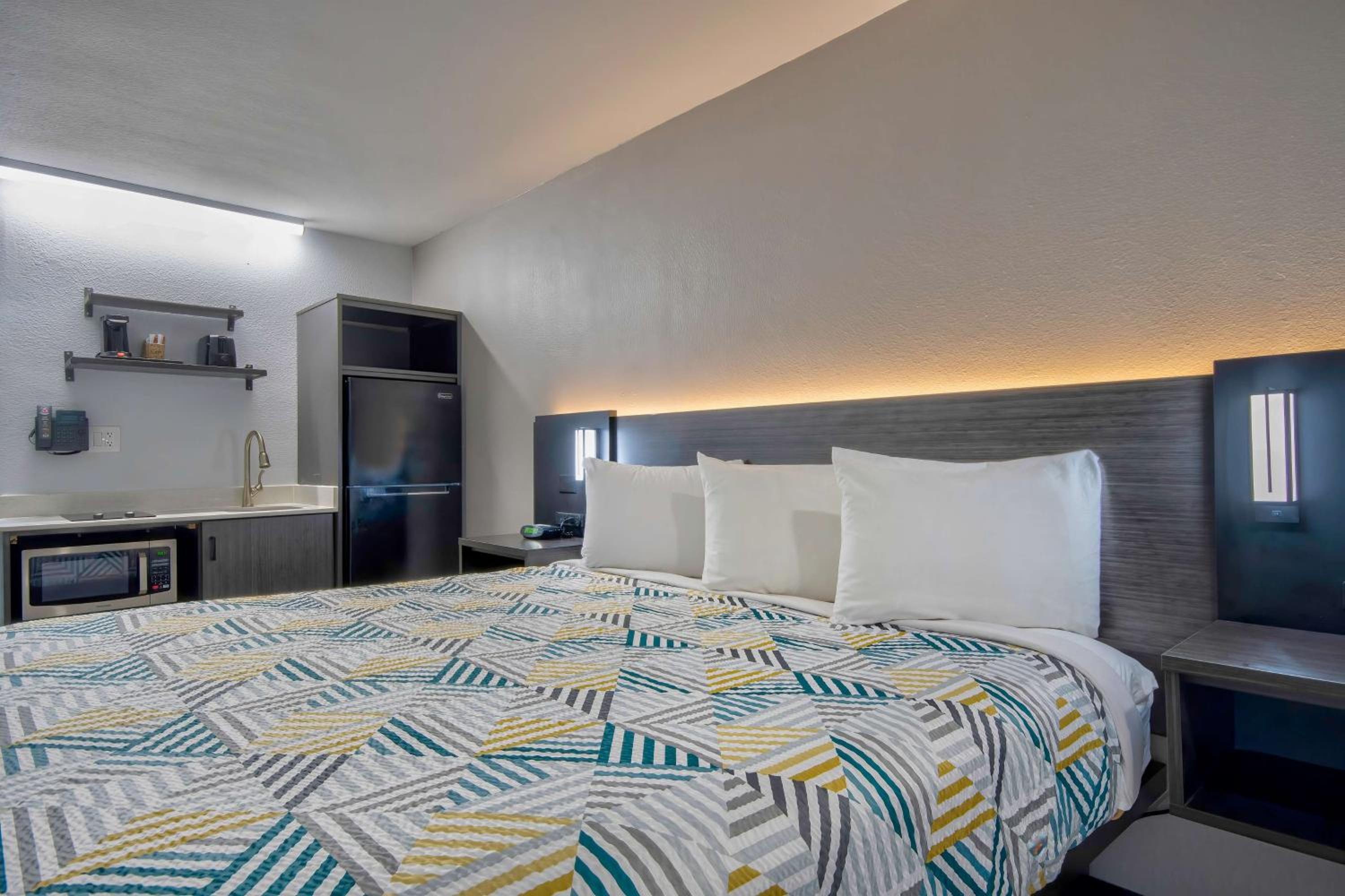 Deluxe King Room - Non-Smoking - Photo 9