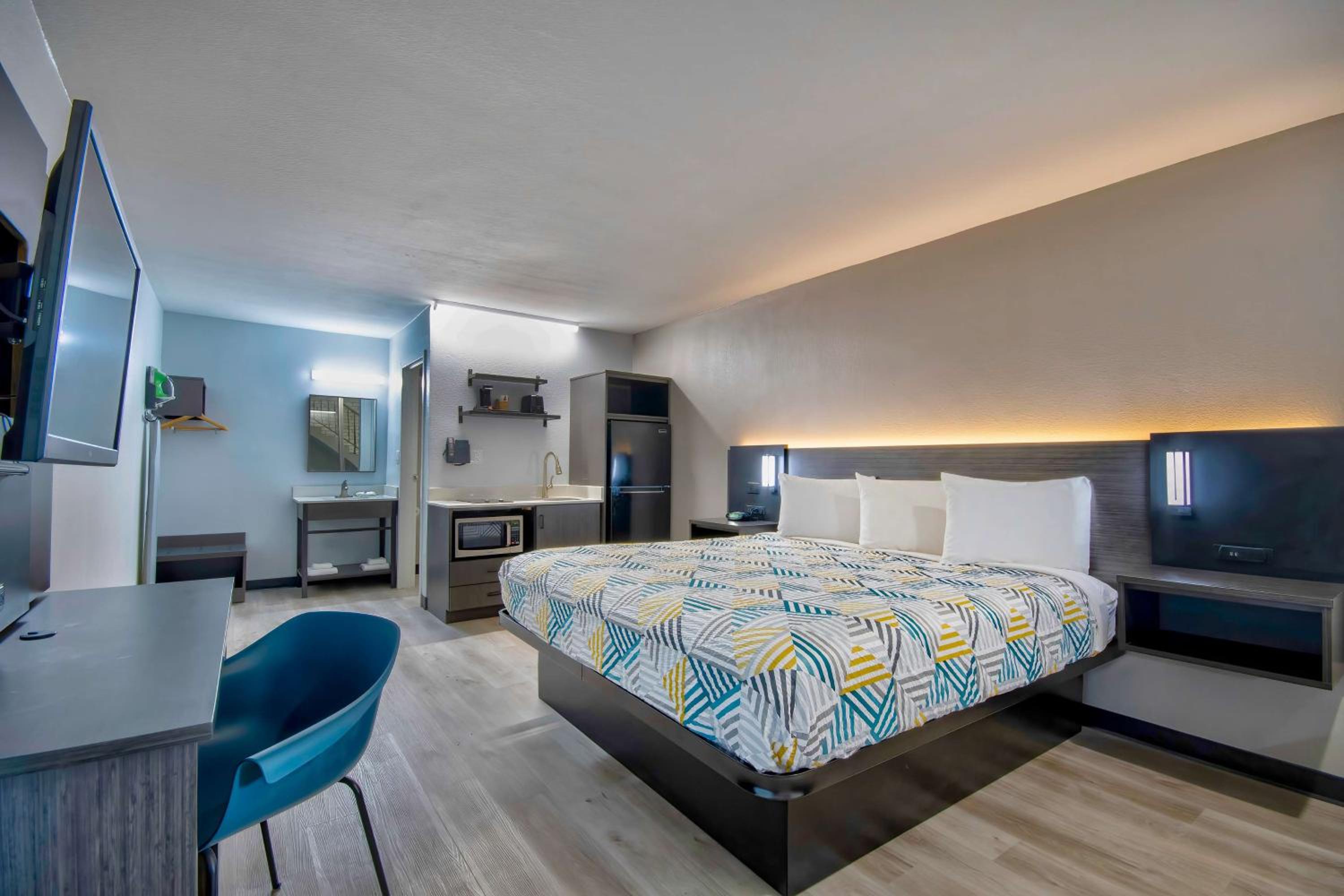 Deluxe King Room - Non-Smoking - Photo 2