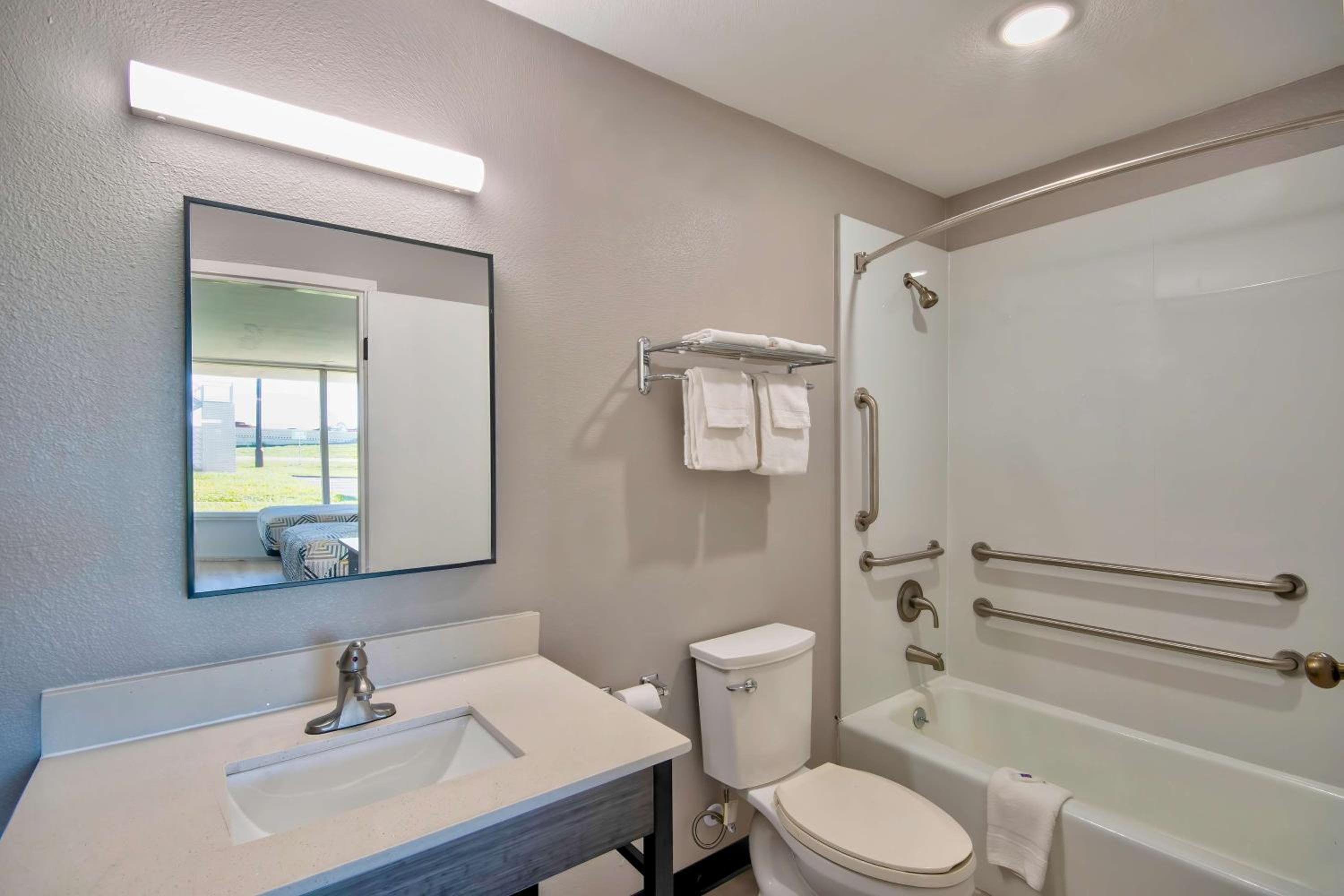 Quadruple Room - Disability Access - Non-Smoking - Photo 3