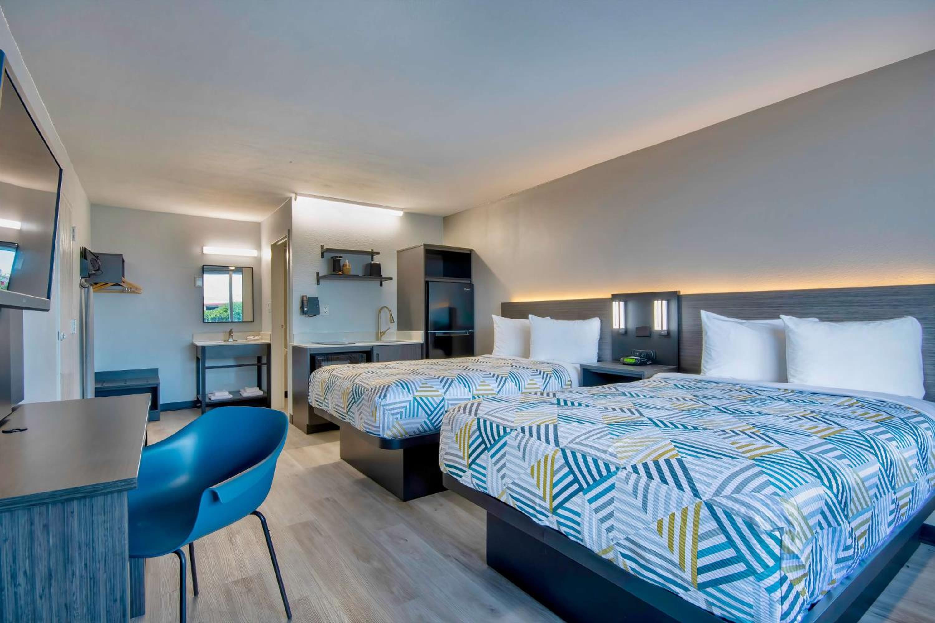 Quadruple Room - Disability Access - Non-Smoking - Photo 5