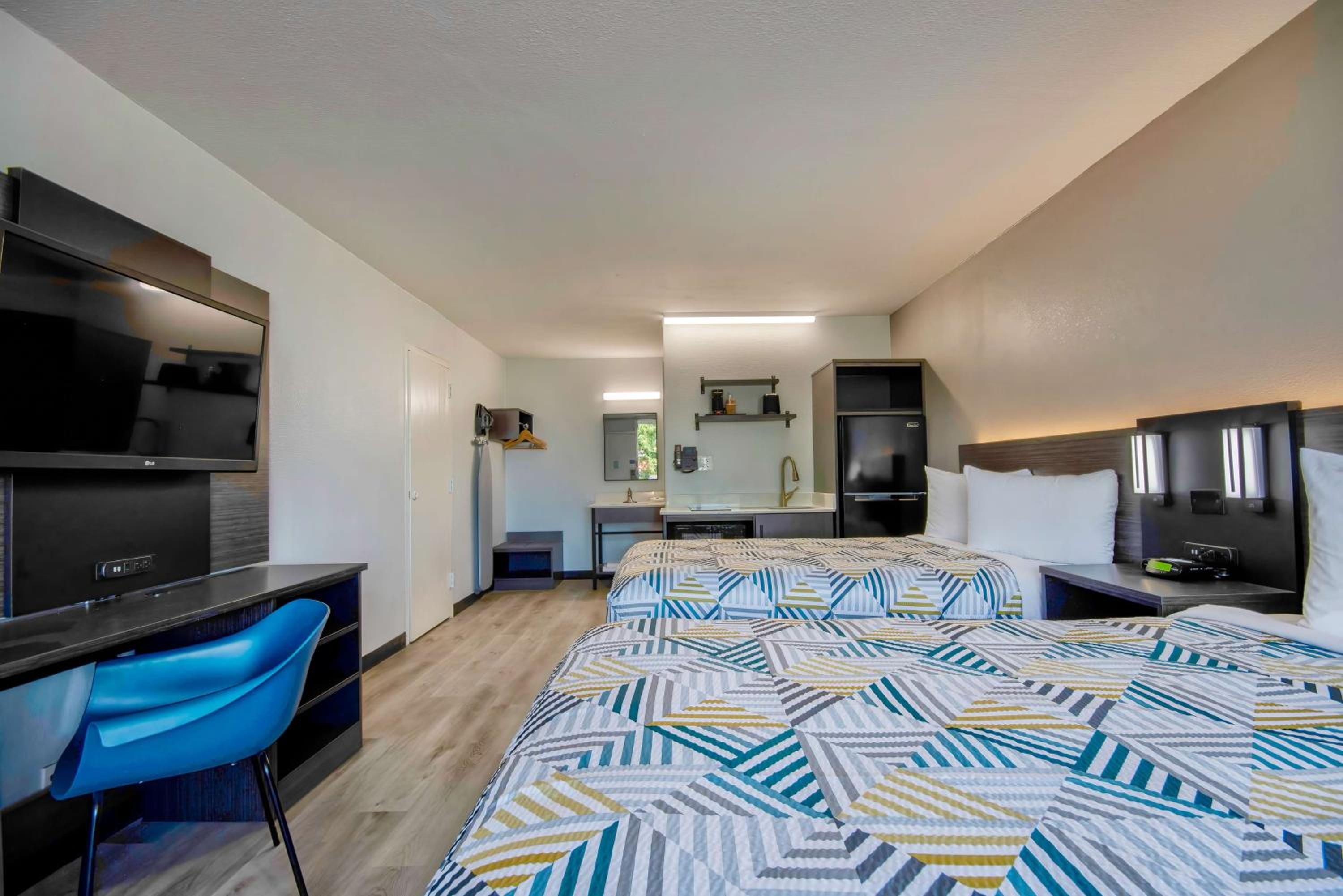 Quadruple Room - Disability Access - Non-Smoking - Photo 2