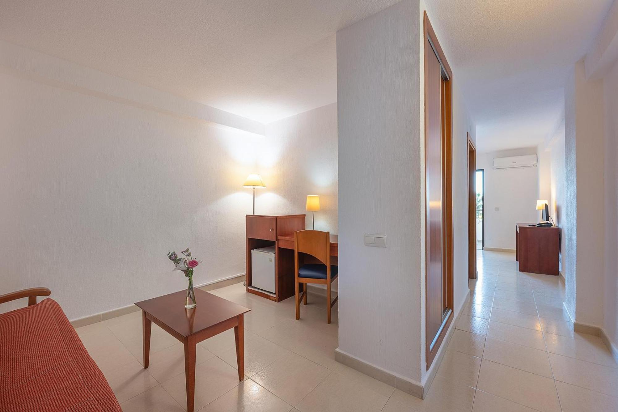 Family Room with Sea View (2 Adults + 2 Children) - Photo 19