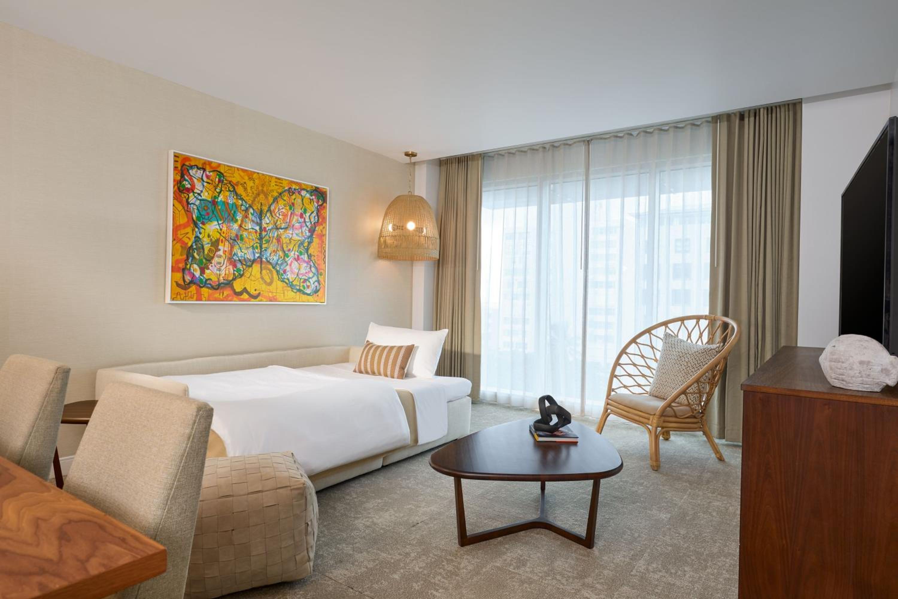 One-Bedroom Apartment with Urban View - Photo 3