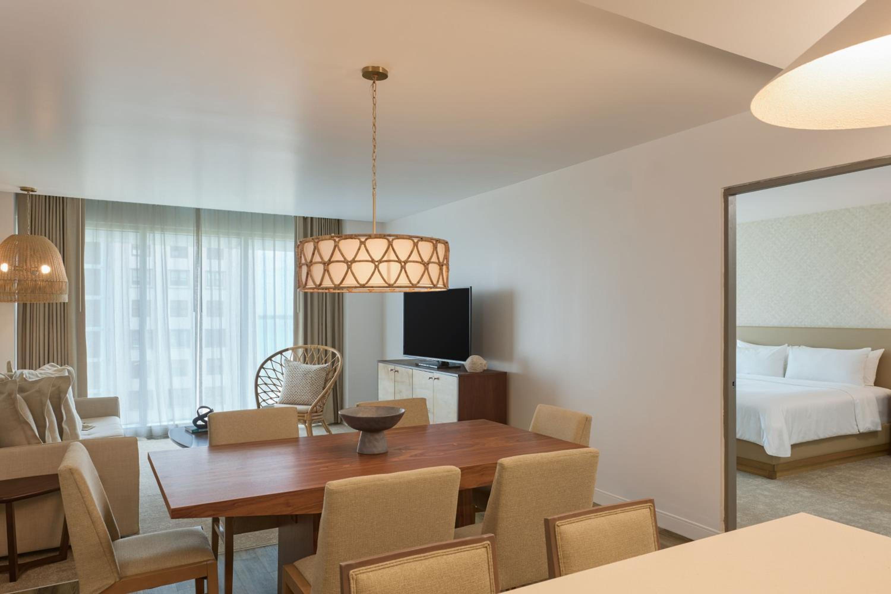 One-Bedroom Apartment with Urban View - Photo 5