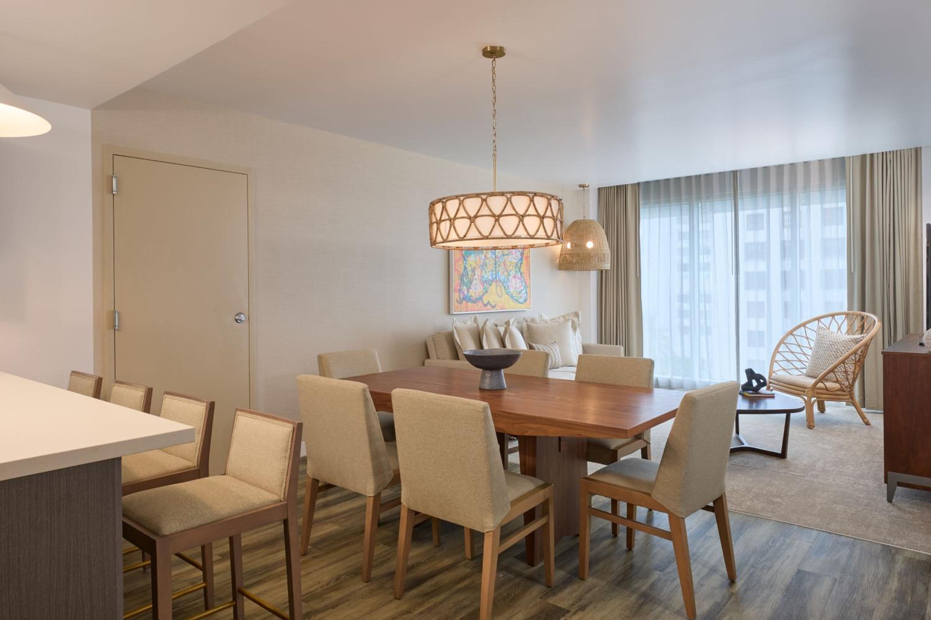 One-Bedroom Apartment with Urban View - Photo 6